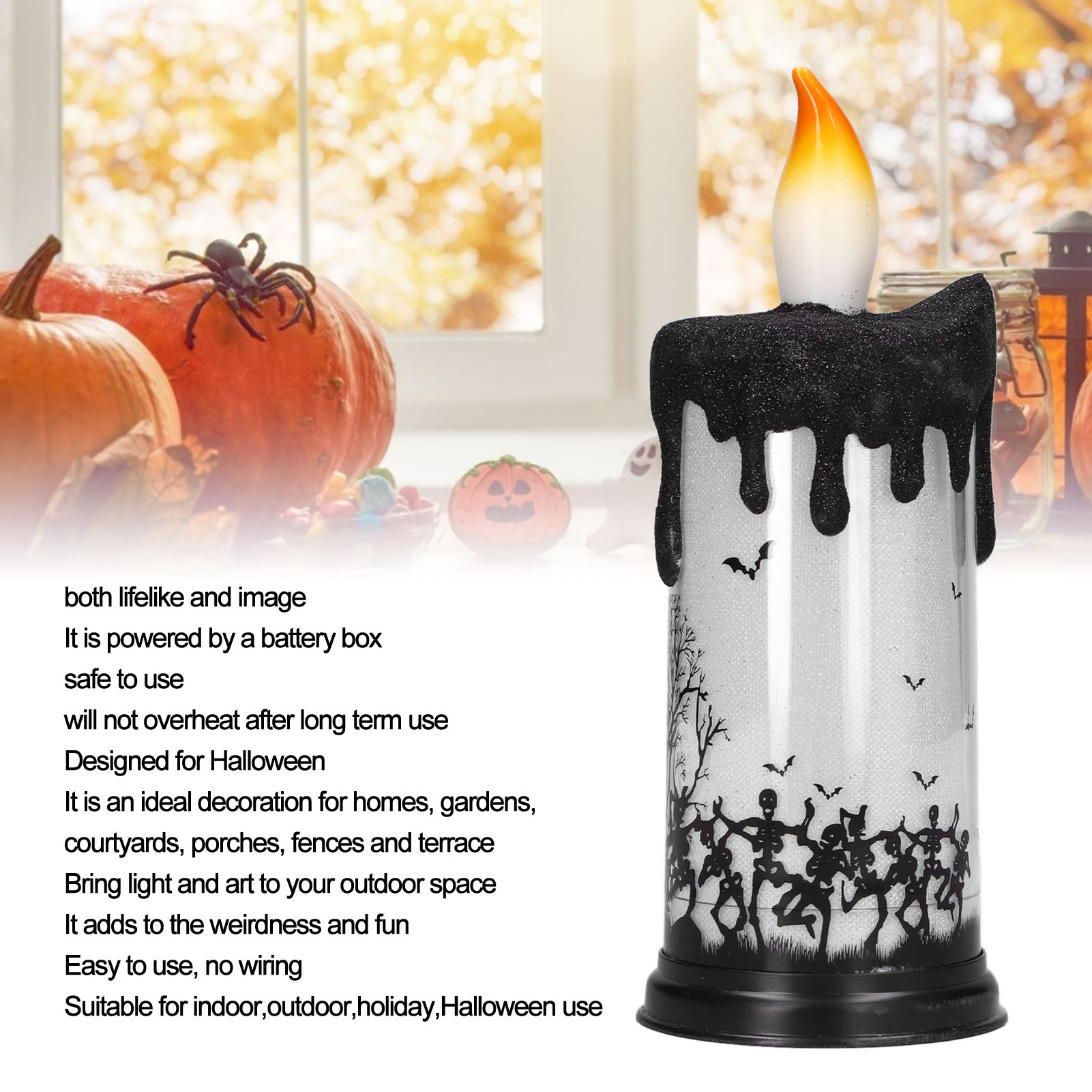 Eine Halloween-Kerze mit schwarzem Oberteil und Flamme, Kürbissen und einer Spinne im Hintergrund.