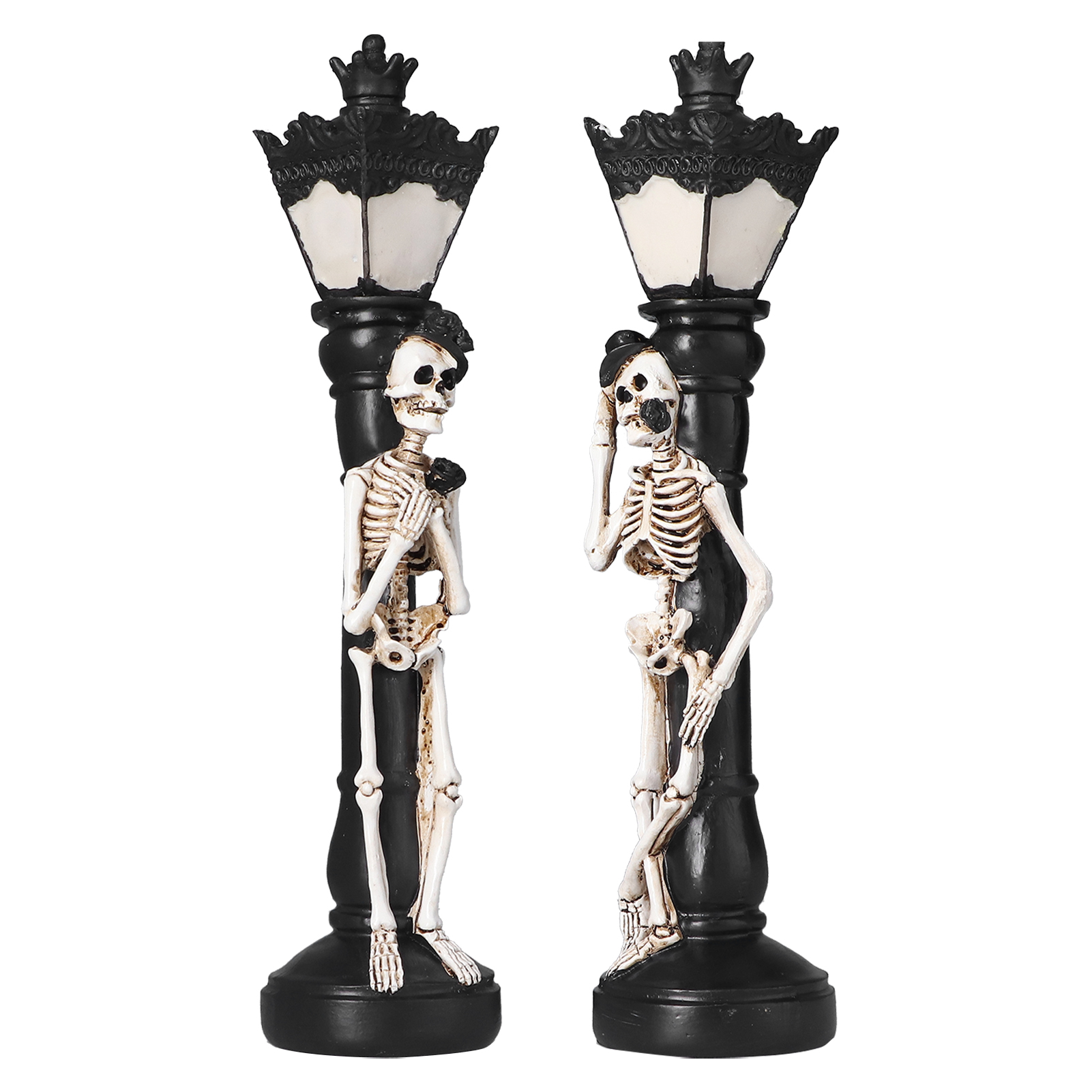 Zwei Skelettfiguren stehen neben schwarzen Laternenpfählen. Einer hält eine Rose, der andere berührt seinen Kopf. Halloween-Dekoration.