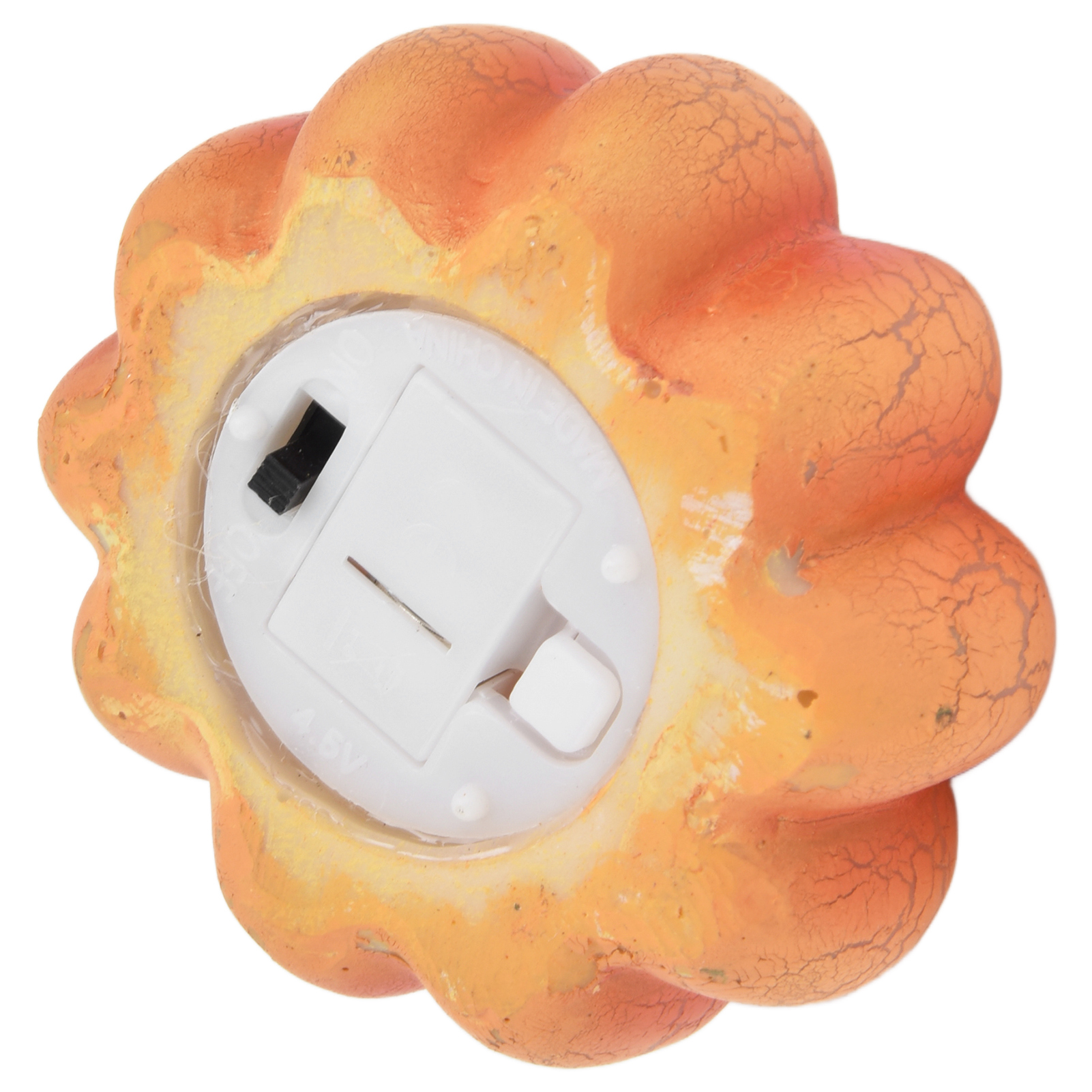 Nahaufnahme einer kürbisförmigen Keramik mit weißem Batteriefach, schwarzem Schalter und orangefarbener Färbung.