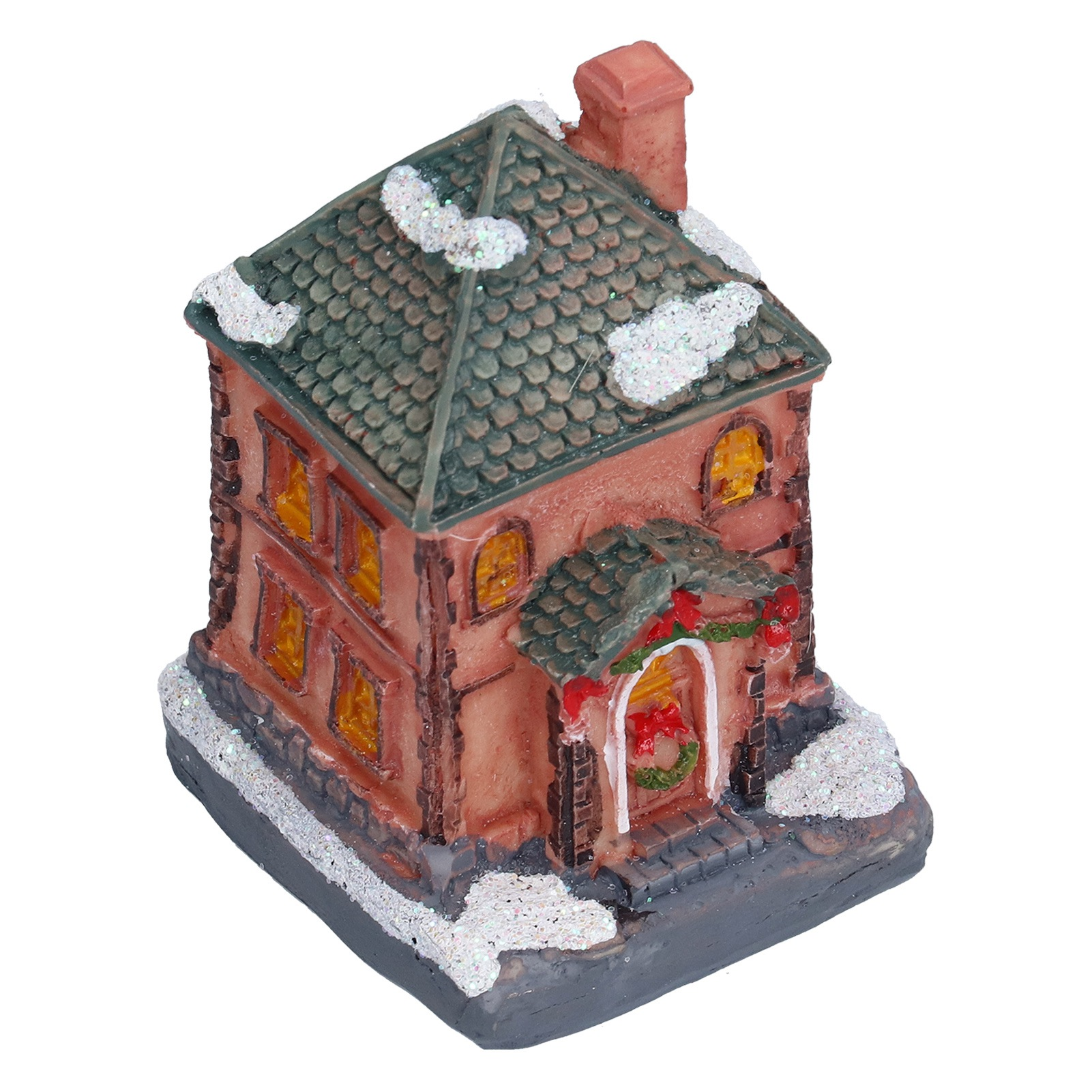 Ein Miniaturhaus mit grünem Dach, Schneebesätzen und einem Kranz. Das Haus ist rotbraun mit leuchtenden Fenstern.