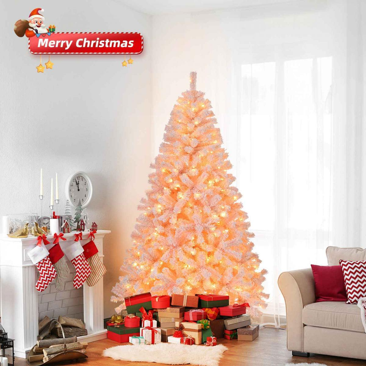 Ein rosa Weihnachtsbaum mit Lichtern, Geschenken und Strümpfen in der Nähe eines Kamins. Ein Sofa mit Kissen rechts. Frohe Weihnachten Schild.