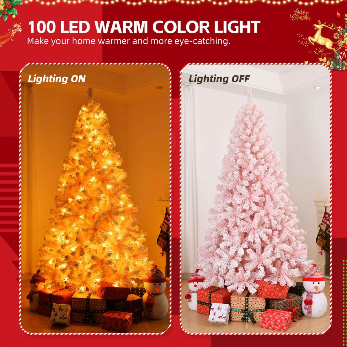Das Bild zeigt zwei Weihnachtsbäume, einen mit warmem Licht beleuchtet, den anderen unbeleuchtet und rosa. Geschenke und Schneemänner umgeben die Bäume.