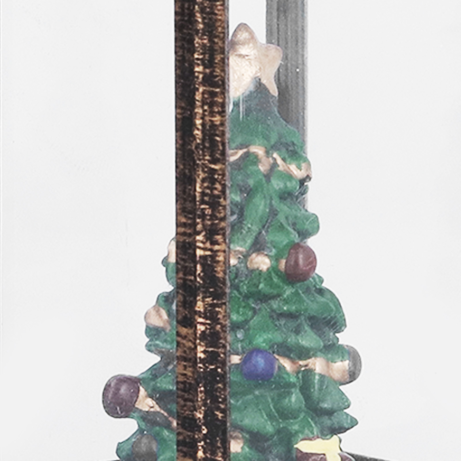 Grüner Weihnachtsbaumschmuck mit goldenem Stern und Ornamenten in einer Glaskuppel, mit braunem Zierrahmen.