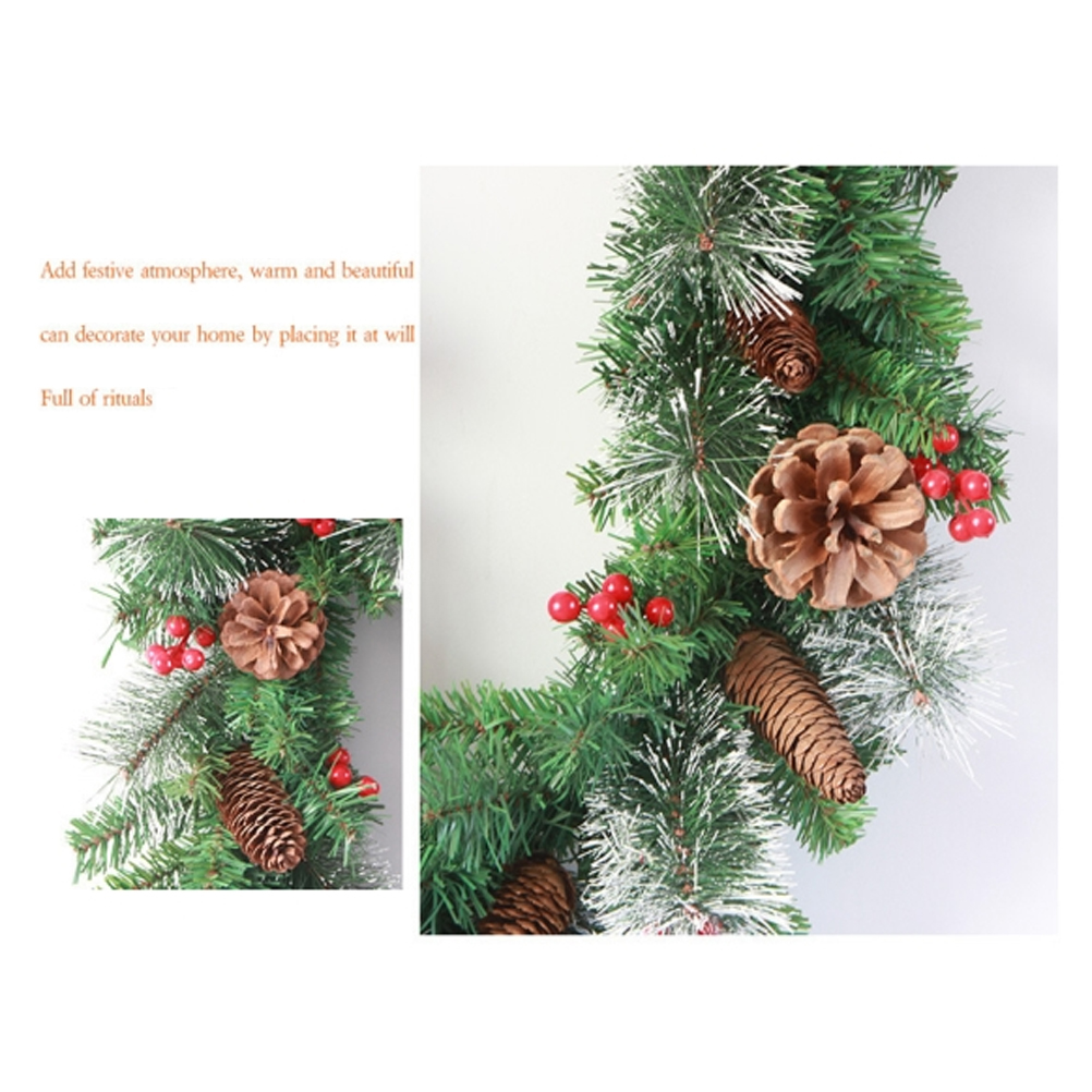 Ein Weihnachtskranz mit grünen Tannennadeln, braunen Tannenzapfen, roten Beeren und weißen Akzenten auf weißem Hintergrund.
