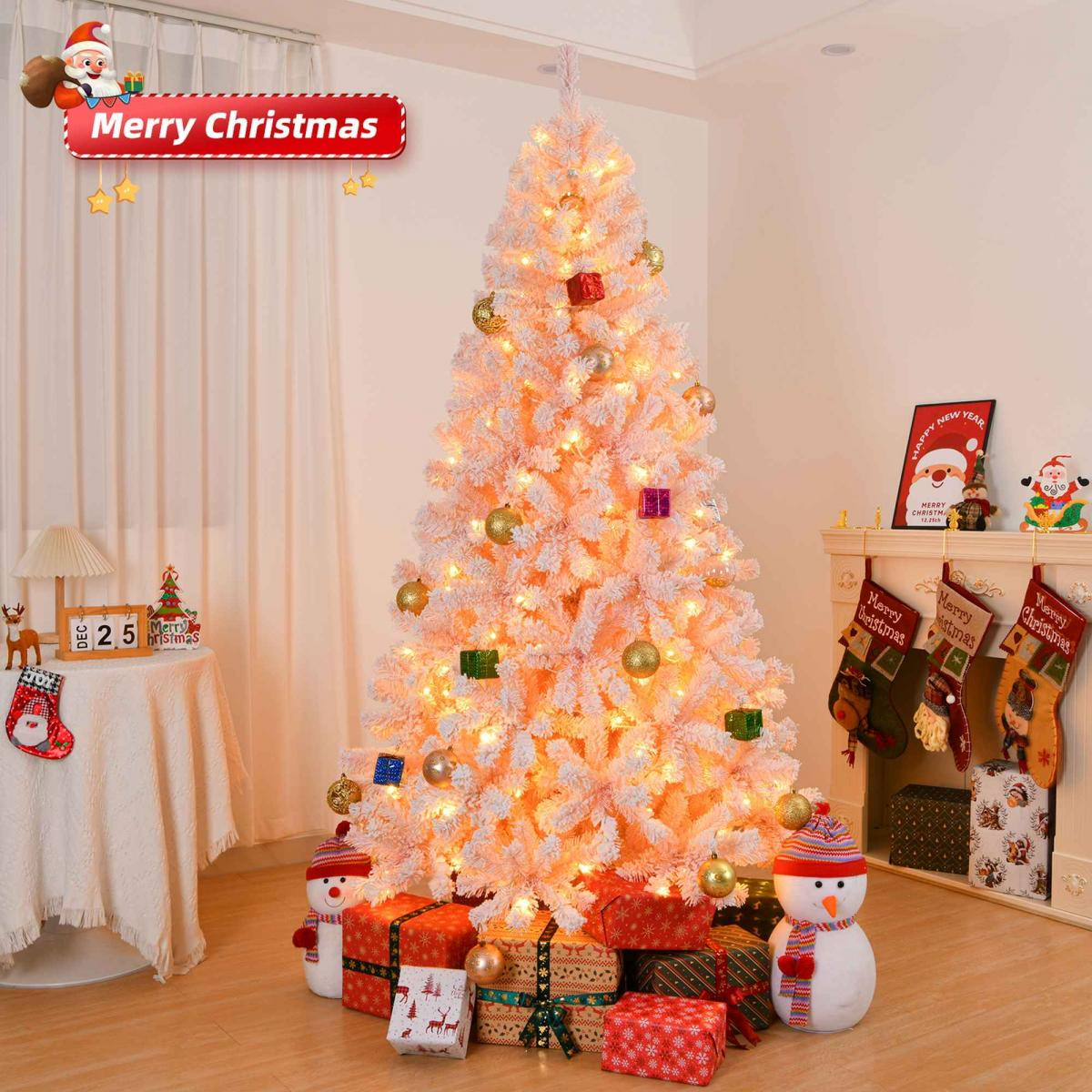 Ein geschmückter Weihnachtsbaum mit Geschenken, Schneemännern und Strümpfen. Die Szene ist festlich, mit einem Kalender vom 25. Dezember.