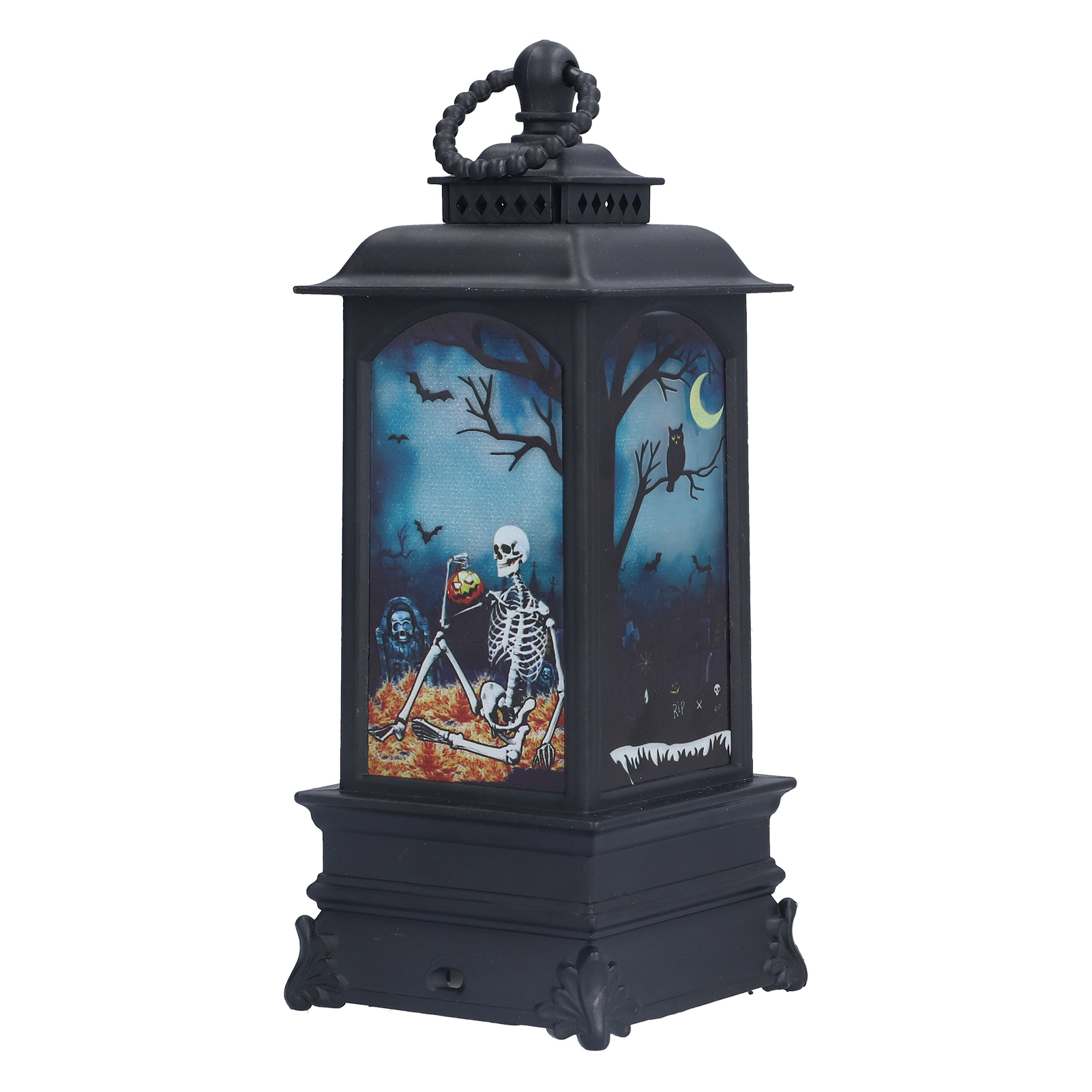 Schwarze Halloween-Laterne mit einem Skelett, das einen Kürbis hält. Ein Baum, Fledermäuse und eine Eule sind im Hintergrund.