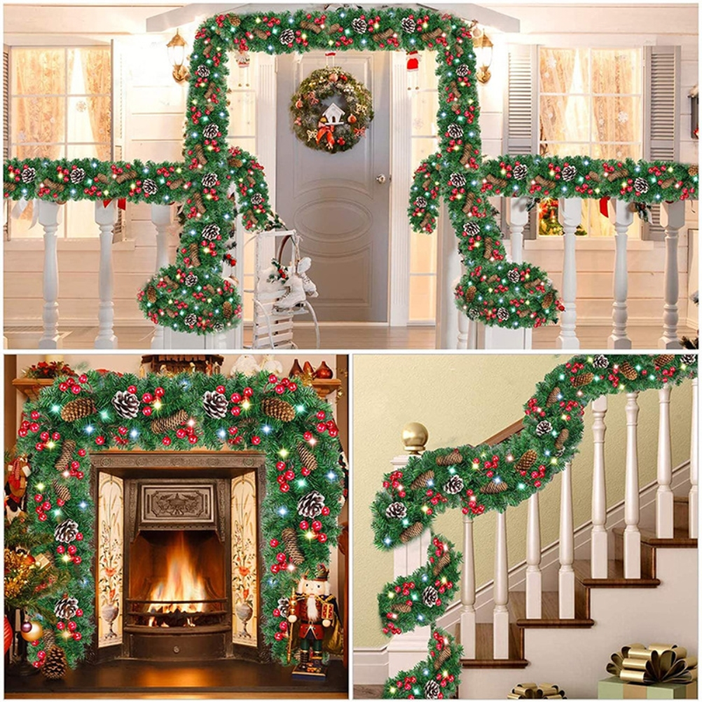 Festliche Weihnachtsdekorationen schmücken Veranda, Kamin und Treppe mit Girlanden, Tannenzapfen, Beeren und Lichtern.