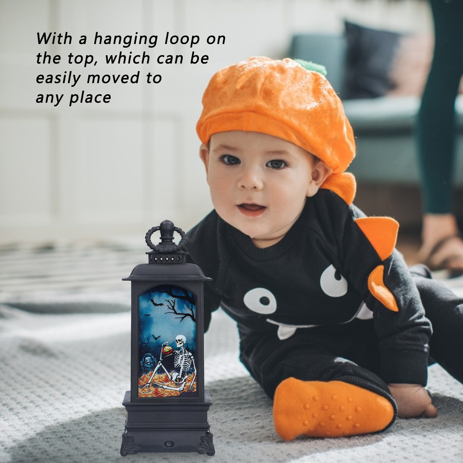 Ein Baby in einem Kürbiskostüm sitzt in der Nähe einer Halloween-Laterne. Die Laterne zeigt ein Skelett.
