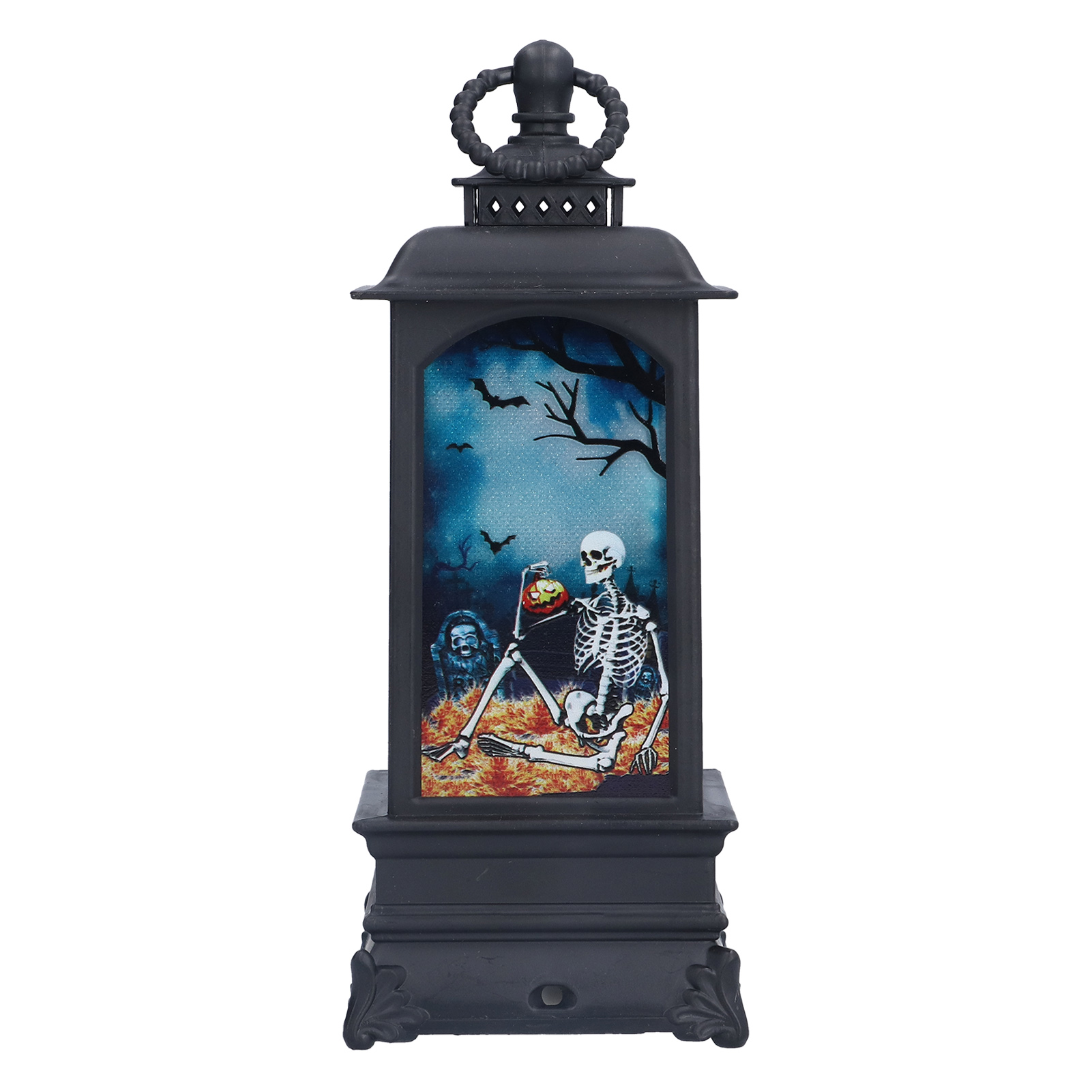 Schwarze Halloween-Laterne mit einem Skelett, das einen Kürbis hält, Fledermäuse und einen gruseligen Hintergrund.