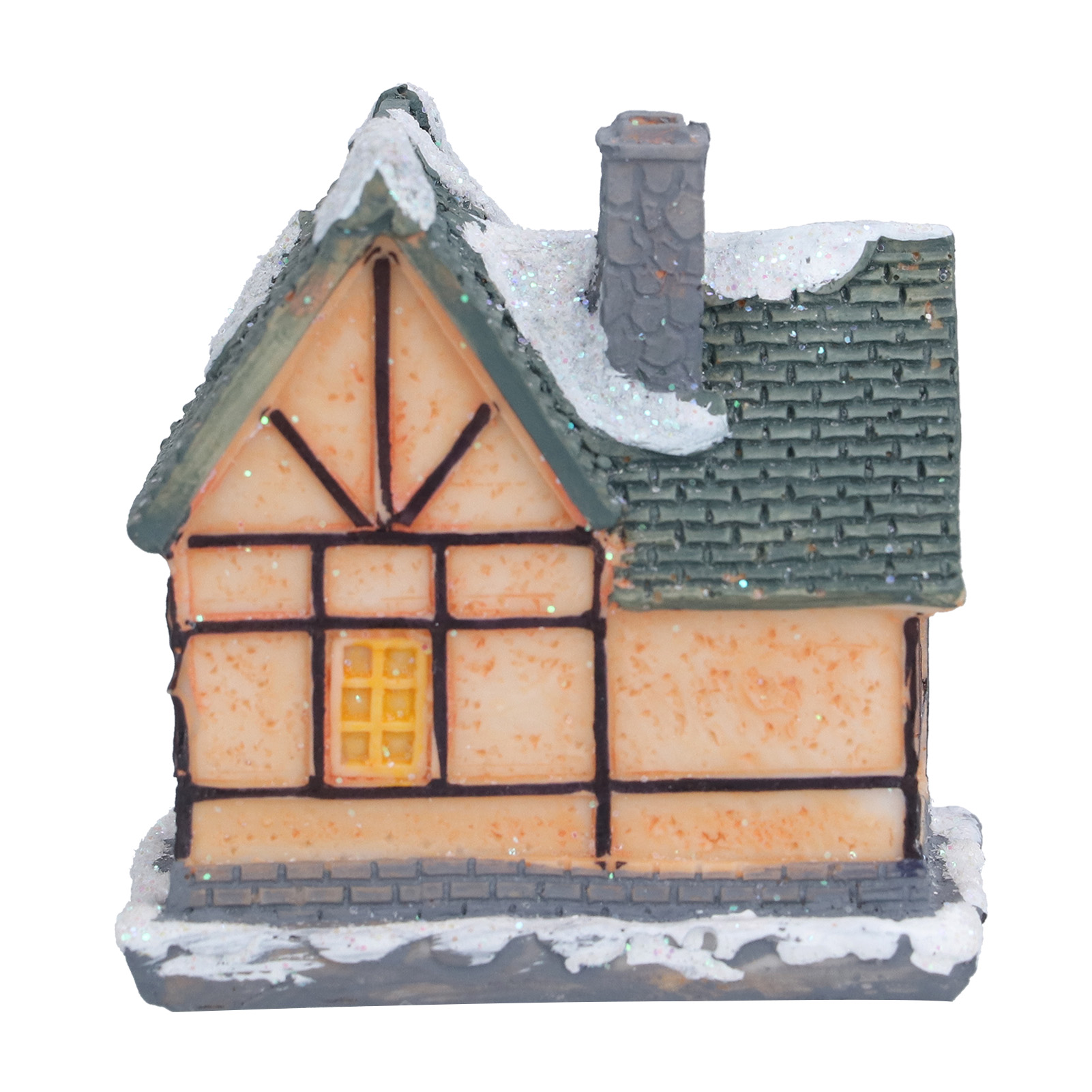 Ein kleines dekoratives Haus mit Schnee auf dem Dach, einem Schornstein und einem gelben Fenster. Es befindet sich auf weißem Hintergrund.