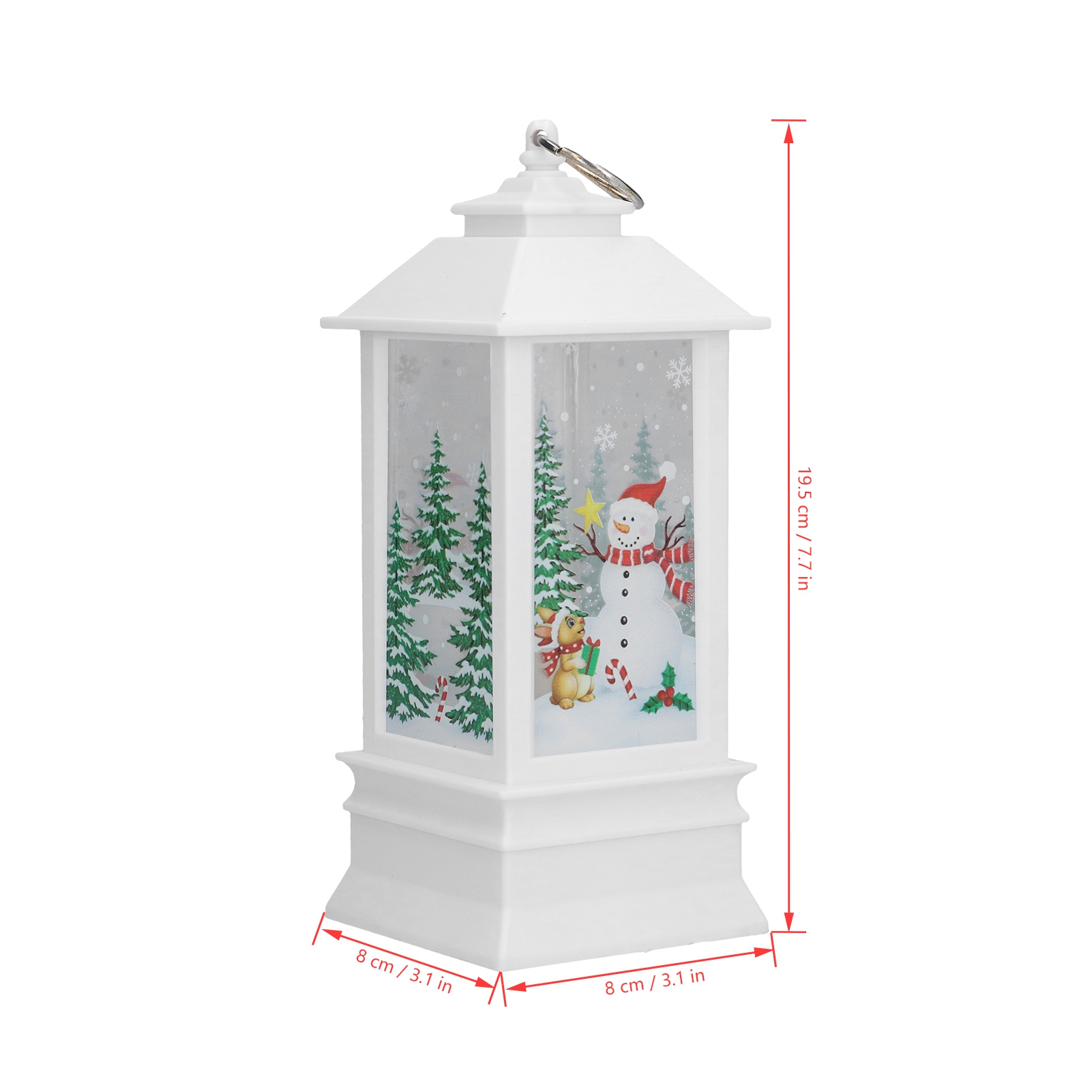 Eine weiße Weihnachtslaterne mit einer Schneemannszene. Sie hat einen Griff und die Maße 8x8x19,5 cm. Der Hintergrund ist weiß.