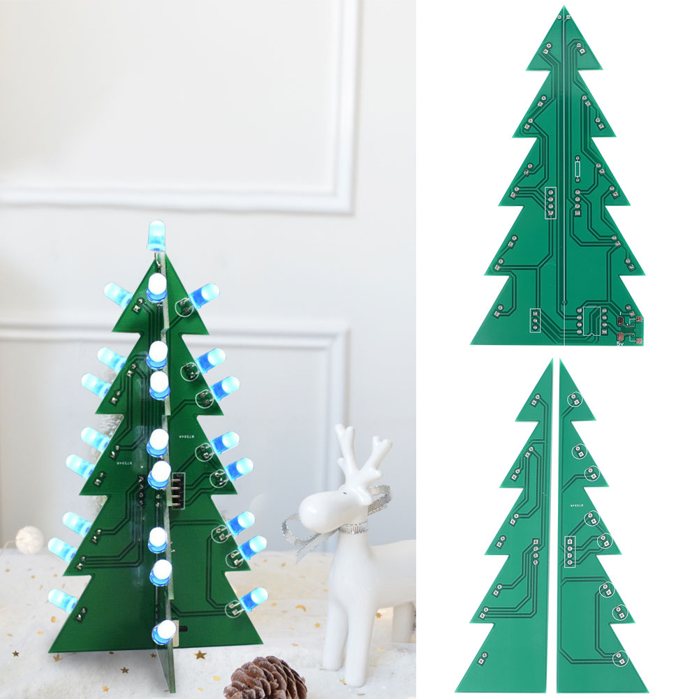 Ein grüner Weihnachtsbaum aus einer Leiterplatte mit blauen LED-Leuchten. Ein weißes Rentier-Ornament und ein Tannenzapfen sind in der Szene. Zwei weitere Leiterplattenbäume.
