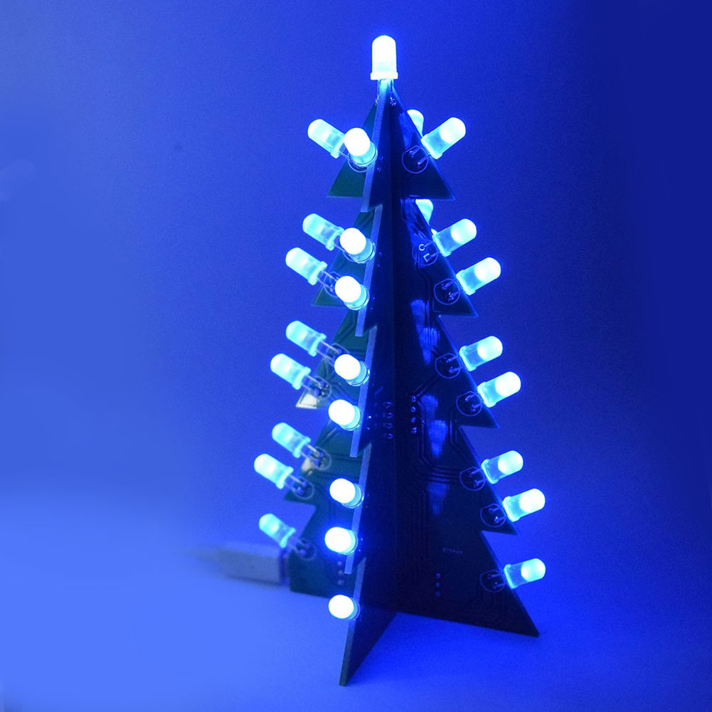 Ein Weihnachtsbaum aus einer grünen Platine mit vielen weißen LEDs. Der Hintergrund ist ein blauer Farbverlauf.