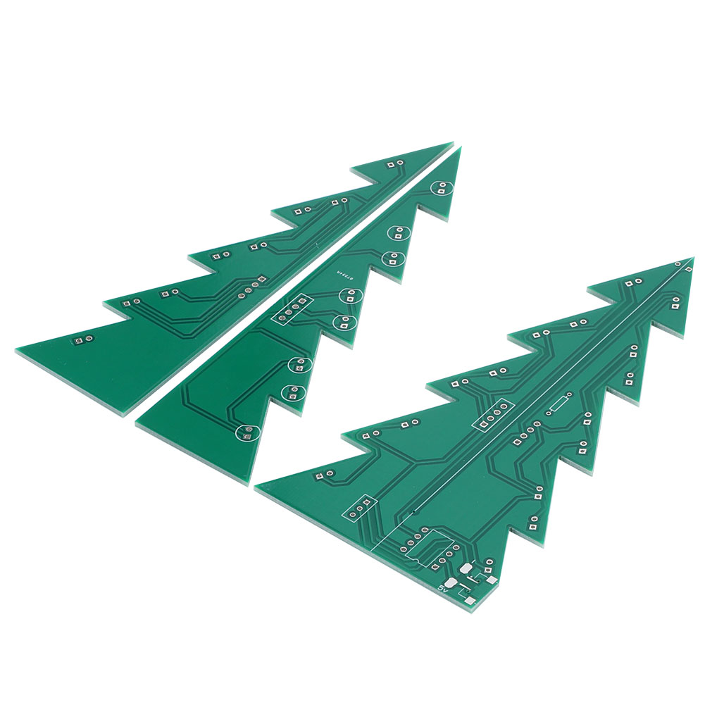 Zwei grüne Leiterplatten in Form von Weihnachtsbäumen, mit elektronischen Bauteilen und Leiterbahnen auf weißem Hintergrund.