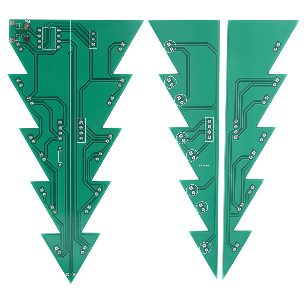 Zwei grüne Leiterplatten in Form stilisierter Weihnachtsbäume, nebeneinander auf weißem Hintergrund angeordnet.