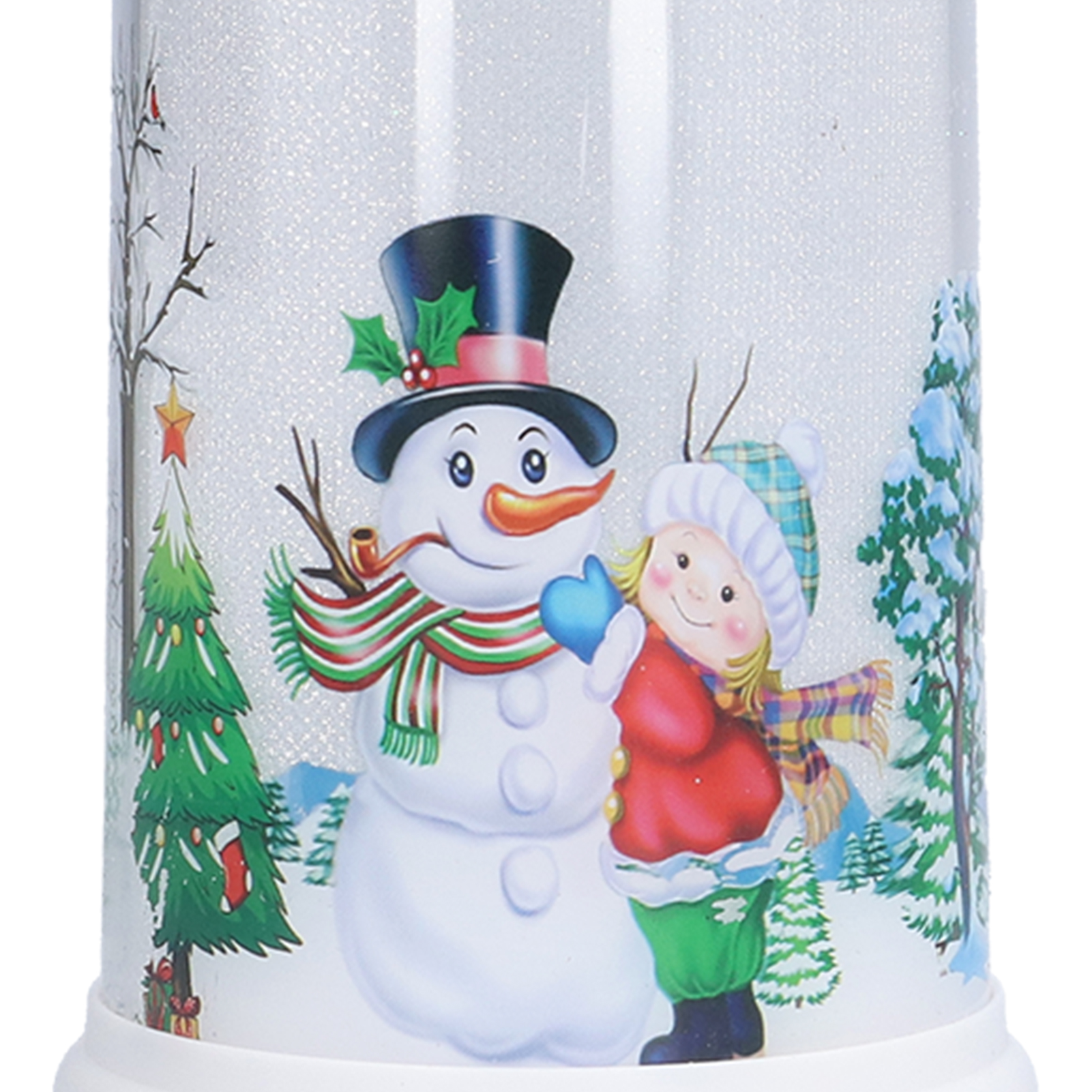 Ein Schneemann mit Hut und Schal mit einem Kind in einem roten Mantel, umgeben von Weihnachtsbäumen und Schnee.