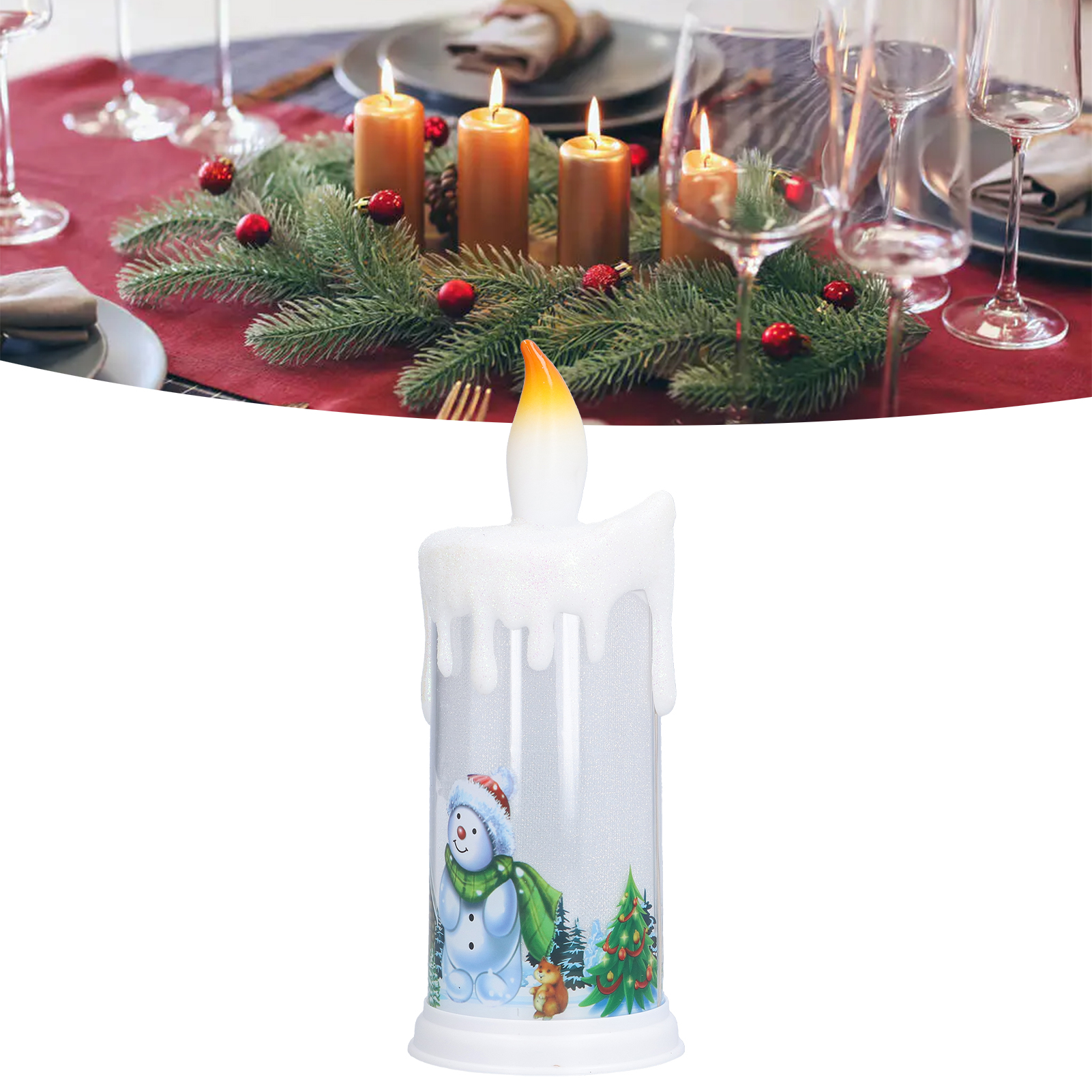 Eine Weihnachtskerze mit Schneemann-Design. Der Hintergrund zeigt eine Tischdekoration mit Kerzen und Dekorationen.