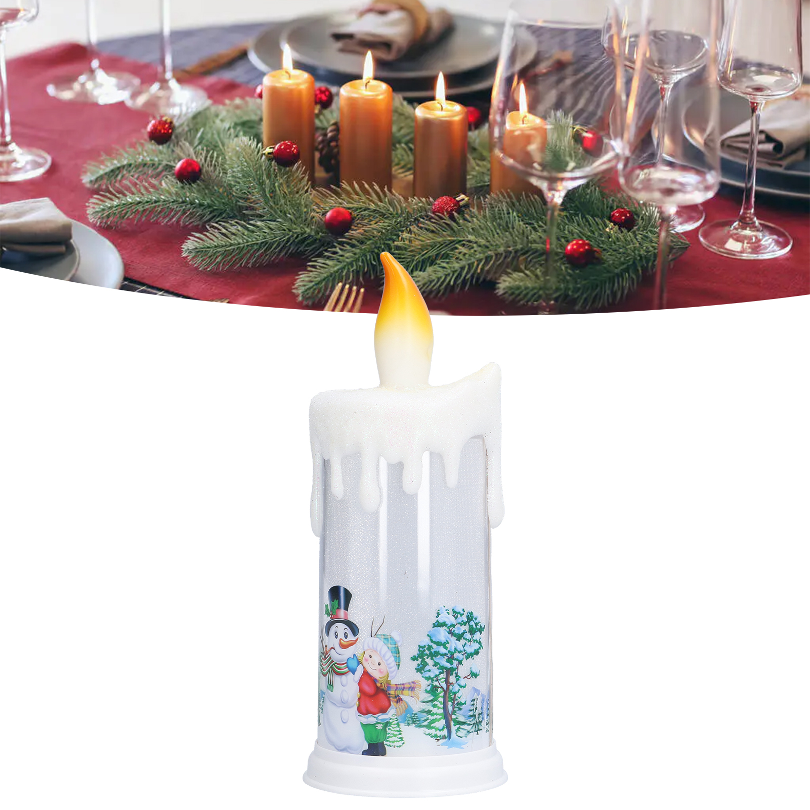 Eine dekorative Kerze mit einer Winterszene und einem Tisch mit Kerzen und Weihnachtsdekorationen im Hintergrund.
