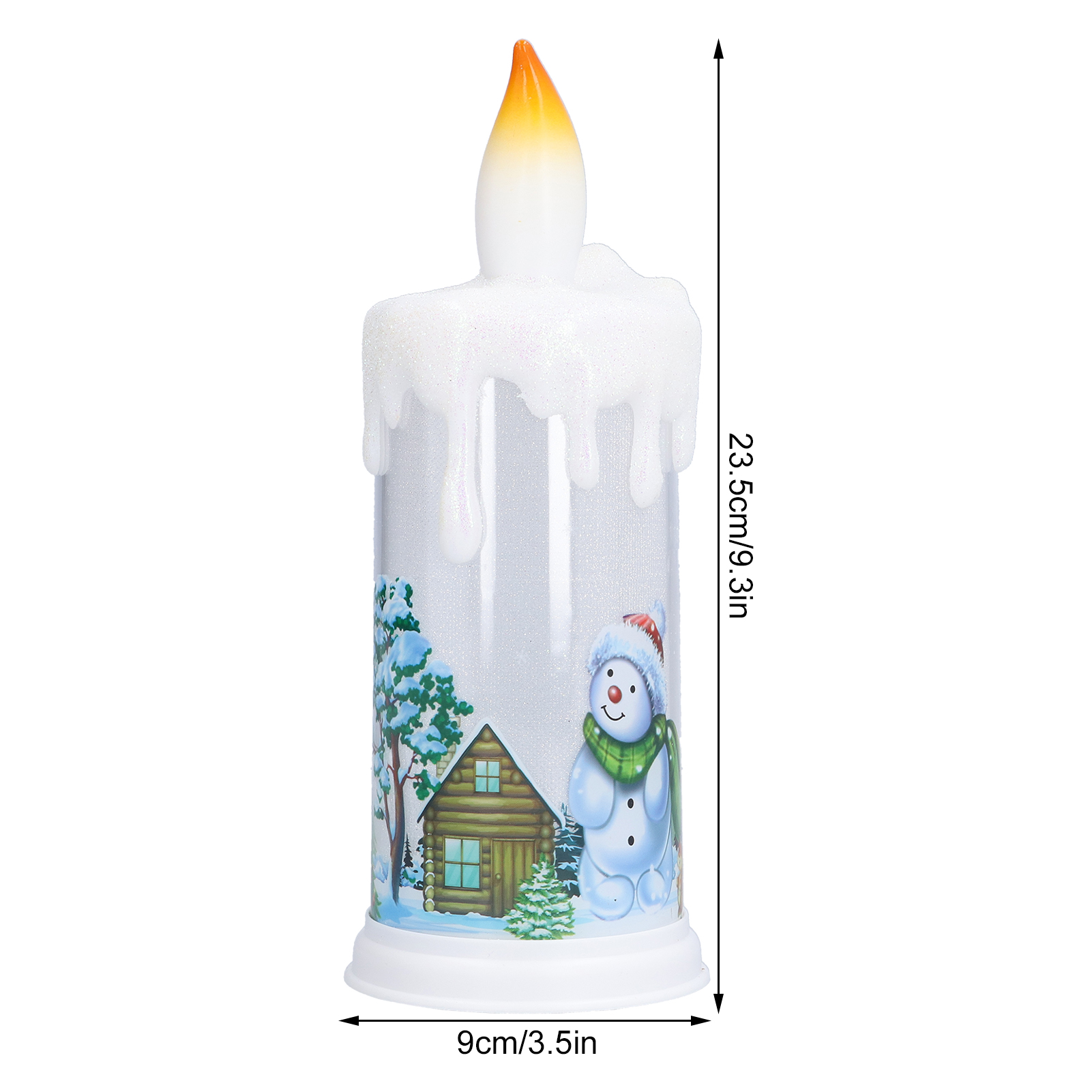 Eine Weihnachtskerze mit Schneemann, Hütte und Baum. Die Kerze hat eine weiße Basis und eine gelbe Flamme.