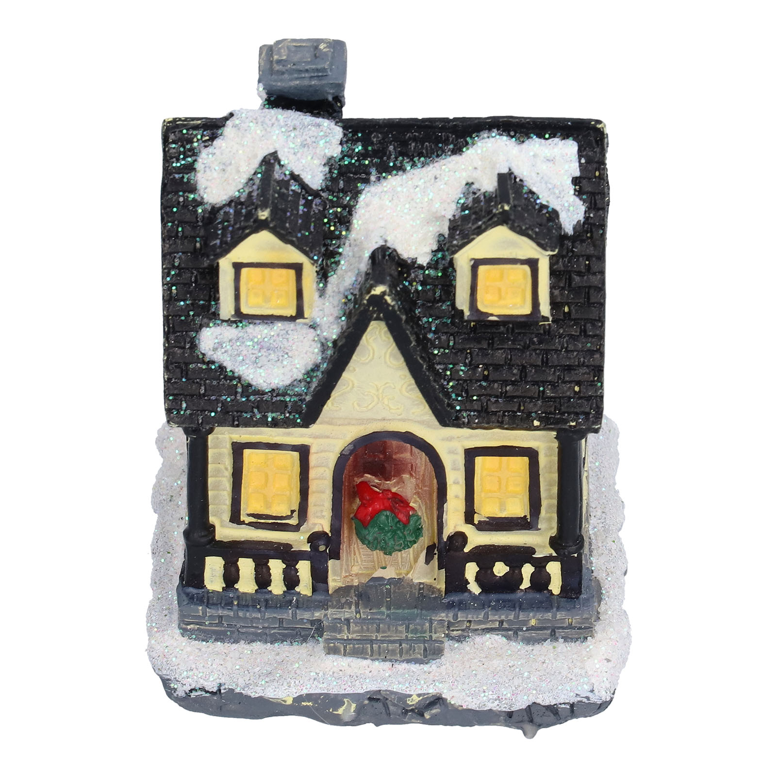Ein Miniatur-Weihnachtshaus mit Schnee auf dem Dach. Es hat Fenster und eine Haustür mit einem Kranz. Schnee ist auch auf der Basis.