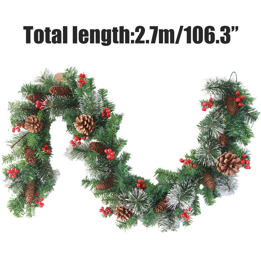 Ein Weihnachtsgirlande mit grünen Blättern, roten Beeren und braunen Tannenzapfen, mit Text "Gesamtlänge: 2,7 m/106,3".