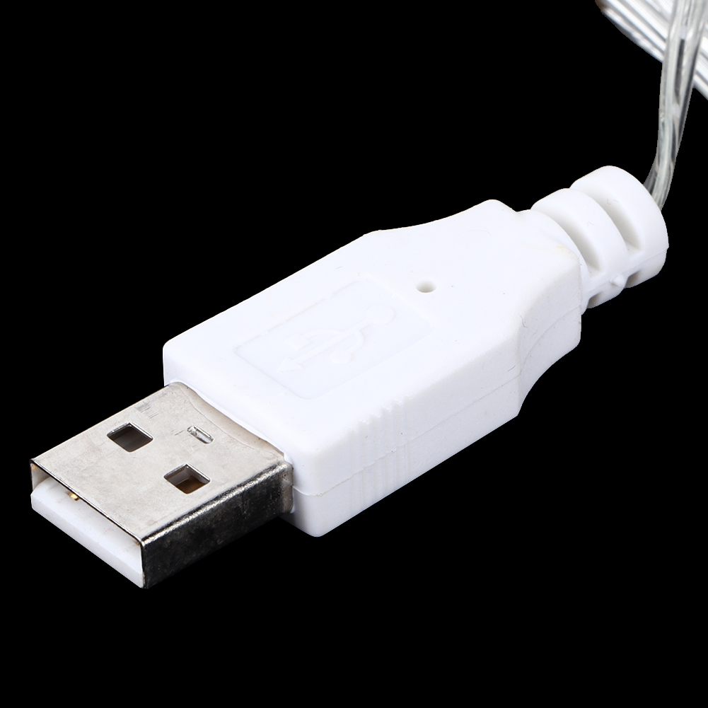 Nahaufnahme eines weißen USB-Anschlusses. Das USB-Ende ist silber, der Rest weiß. Der Hintergrund ist schwarz.
