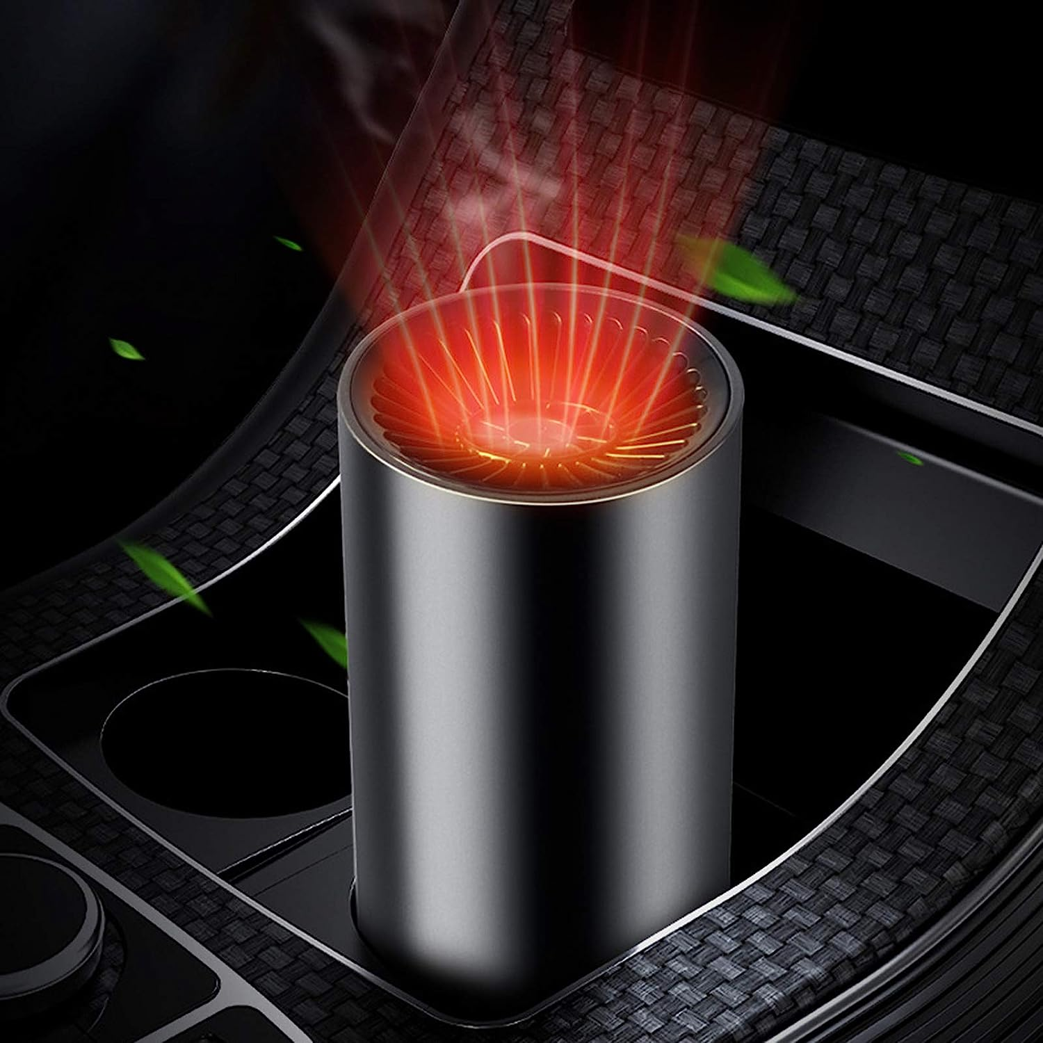 Ein Autointerieur zeigt einen zylindrischen Luftreiniger, der rotes Licht emittiert. Er sitzt in einer Konsole mit Karbonfasermuster.