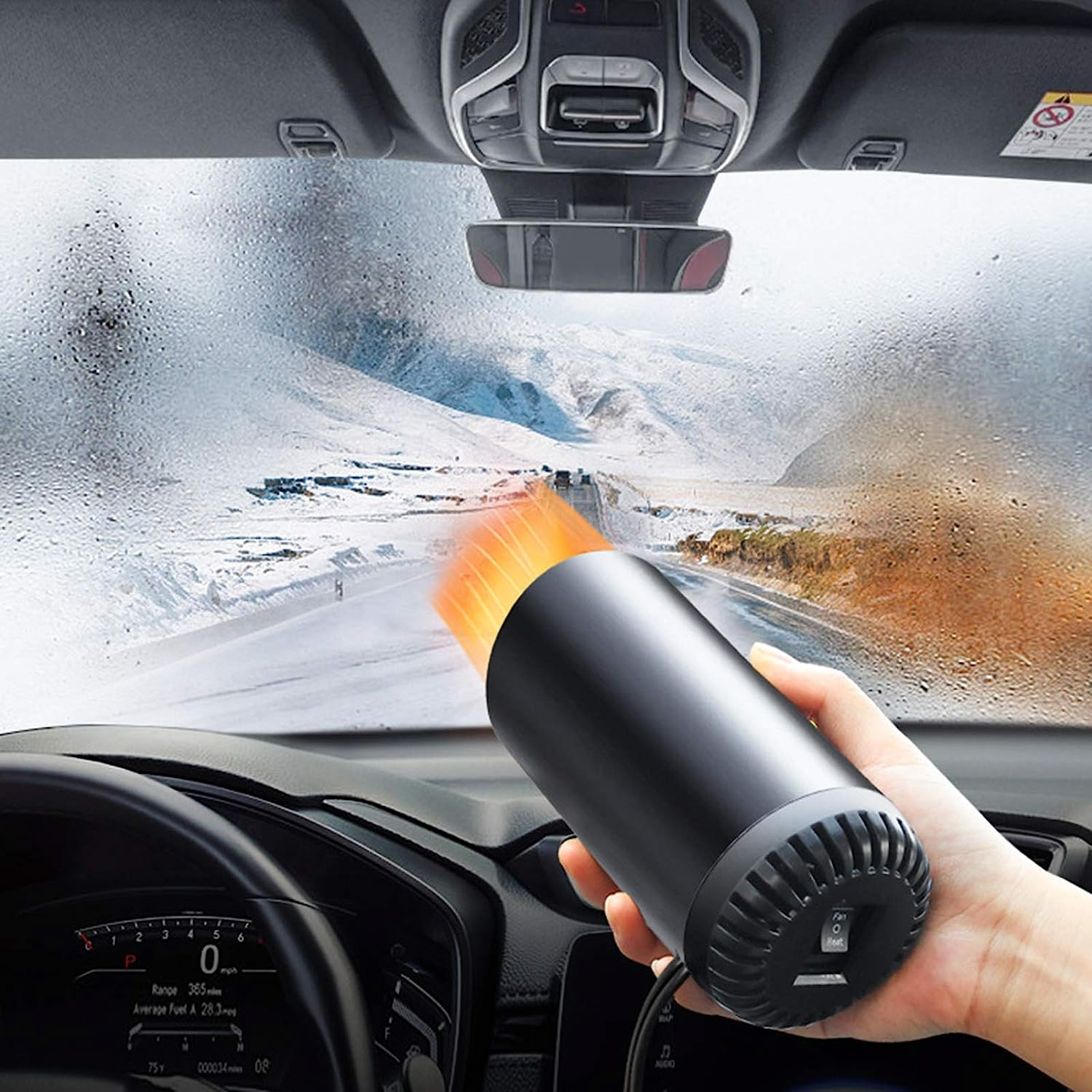 Eine Hand hält eine schwarze Autoheizung und richtet die orangefarbene Wärme auf eine beschlagene Windschutzscheibe. Die Szene spielt in einem Auto, mit Bergpanorama.