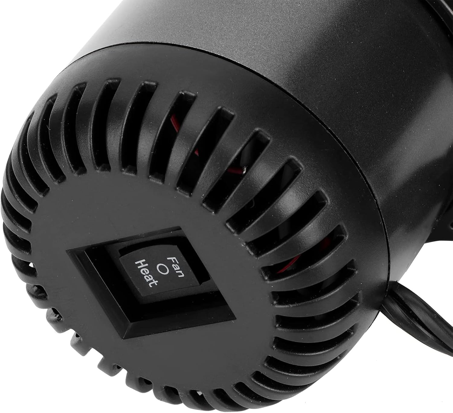Nahaufnahme eines schwarzen Heizlüfters. Zeigt den Schalter mit den Optionen: Fan, O, Heat. Der Lüfter hat ein schwarzes Grilldesign.