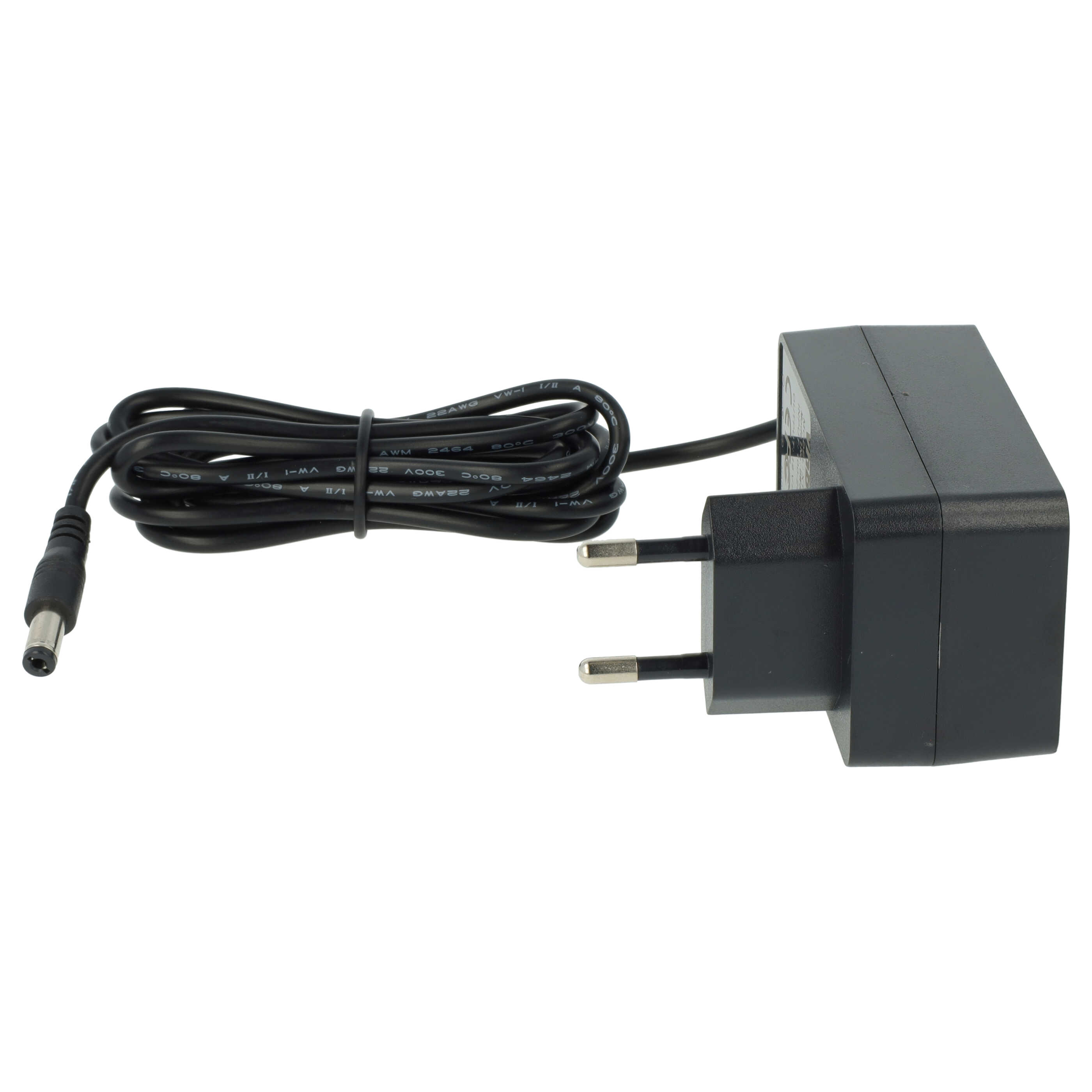 Schwarzes Netzteil mit Kabel und Stecker. Der Adapter hat einen Stecker. Der Hintergrund ist weiß.