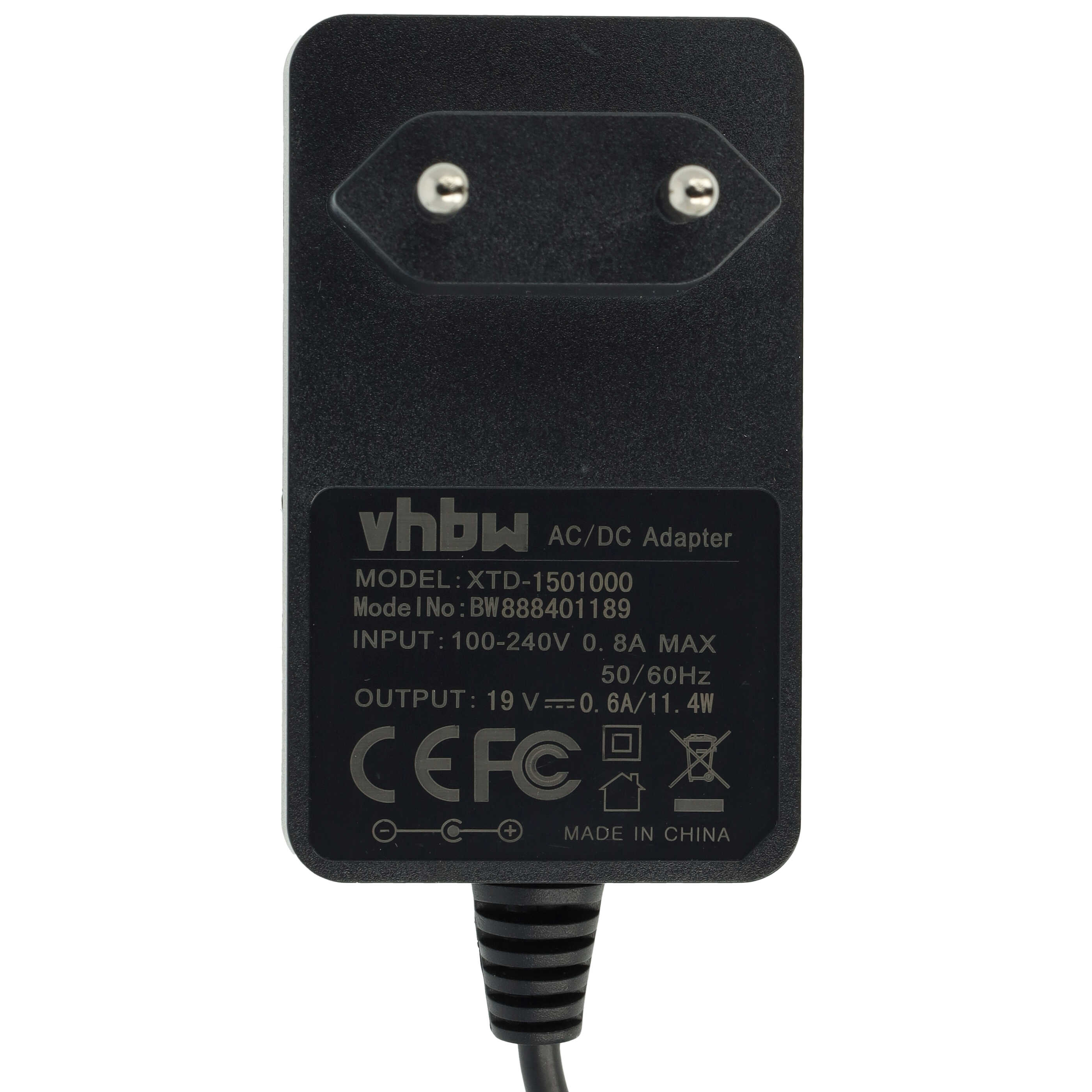 Schwarzes AC/DC-Netzteil mit Stecker, Textdetails und Netzkabel. Der Text enthält Spannungs- und Modellinformationen.