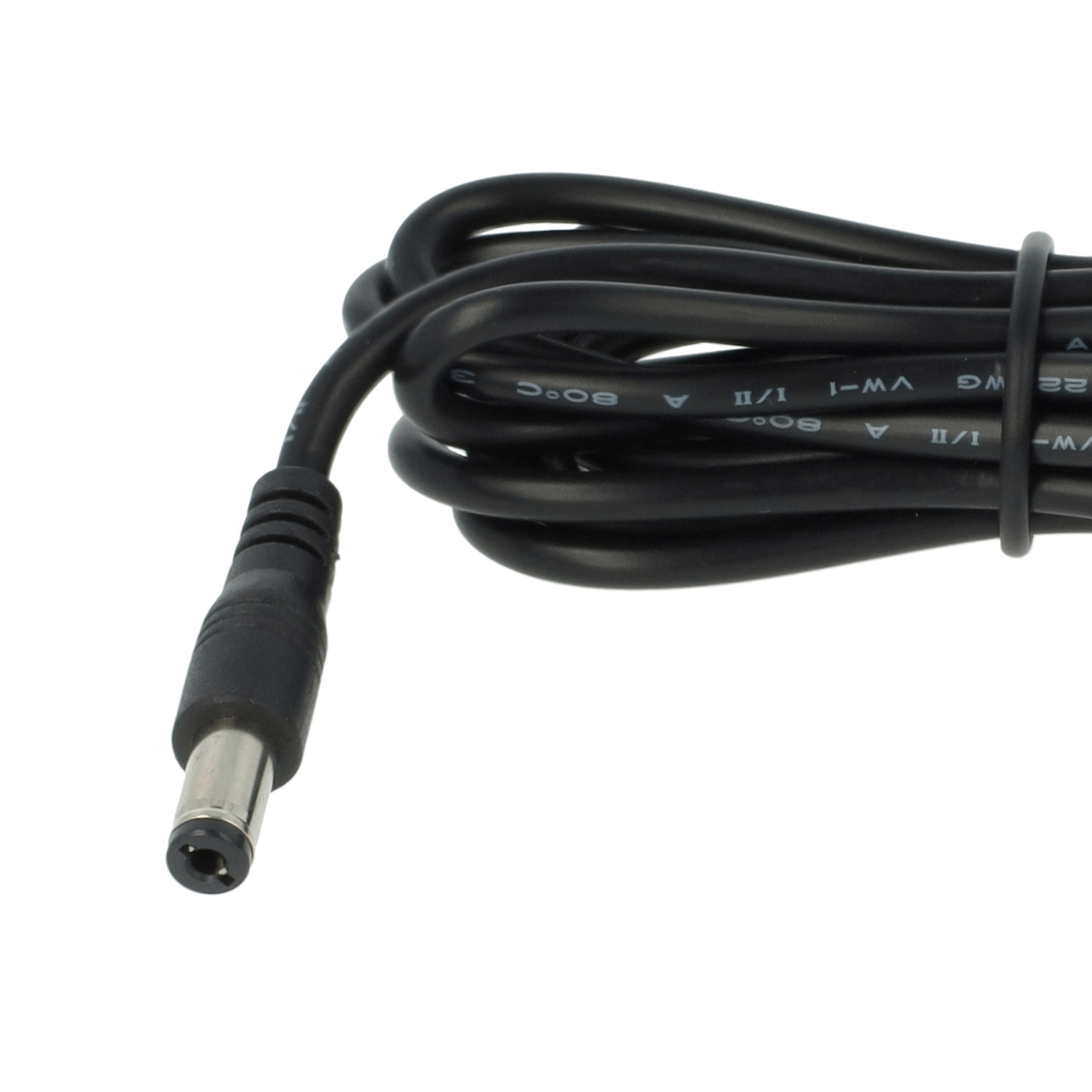 Ein schwarzes Netzkabel mit rundem Stecker. Das Kabel ist aufgerollt. Der Hintergrund ist weiß.