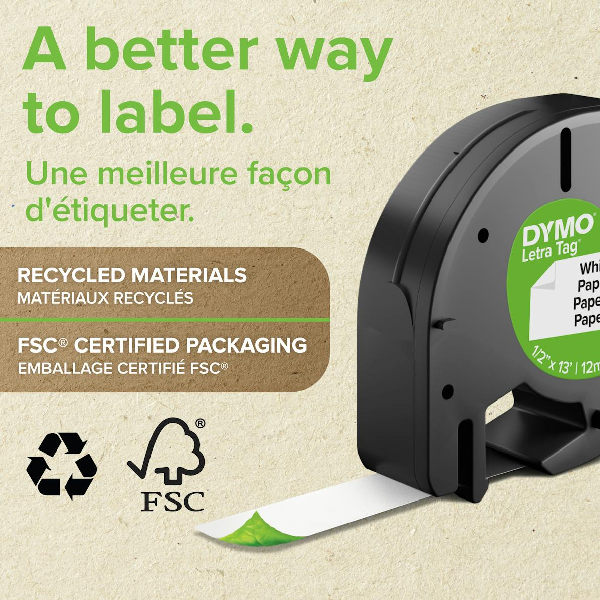 Schwarzer Dymo-Etikettendrucker auf strukturiertem Hintergrund. Text: Eine bessere Art zu beschriften. Recyclingverpackung und FSC-zertifiziert.