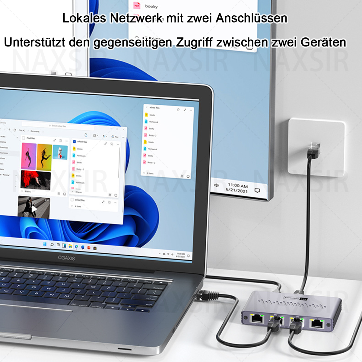 Laptop, Monitor und Netzwerkgerät. Bildschirme zeigen Dateien. Kabel verbinden alles. Weiße Wandsteckdose.