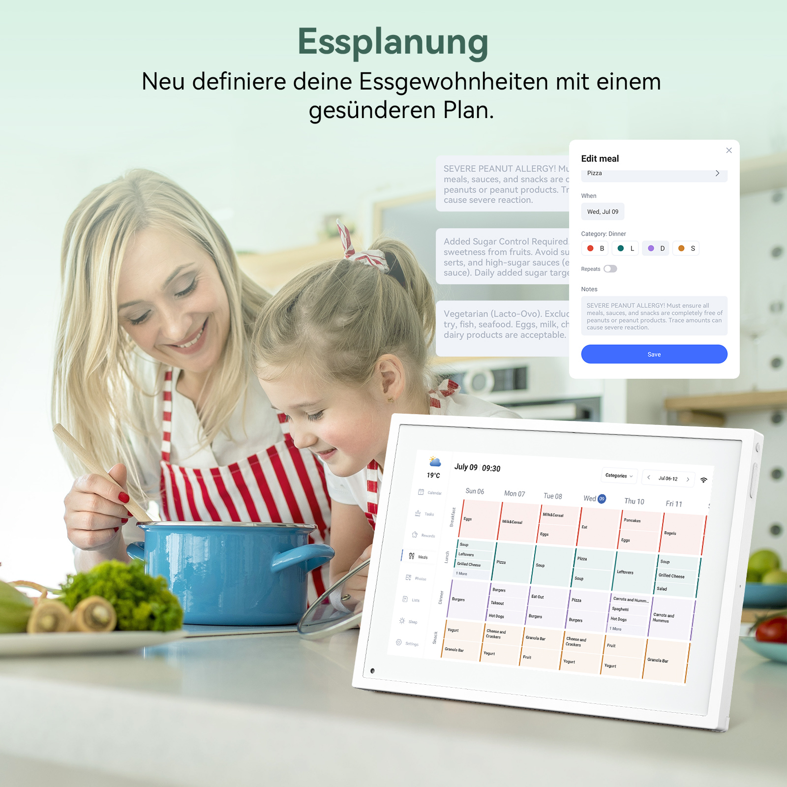 Eine Frau und ein Kind kochen zusammen und schauen in einen Topf. Ein Tablet zeigt einen Speiseplan. Text auf Deutsch und Englisch.