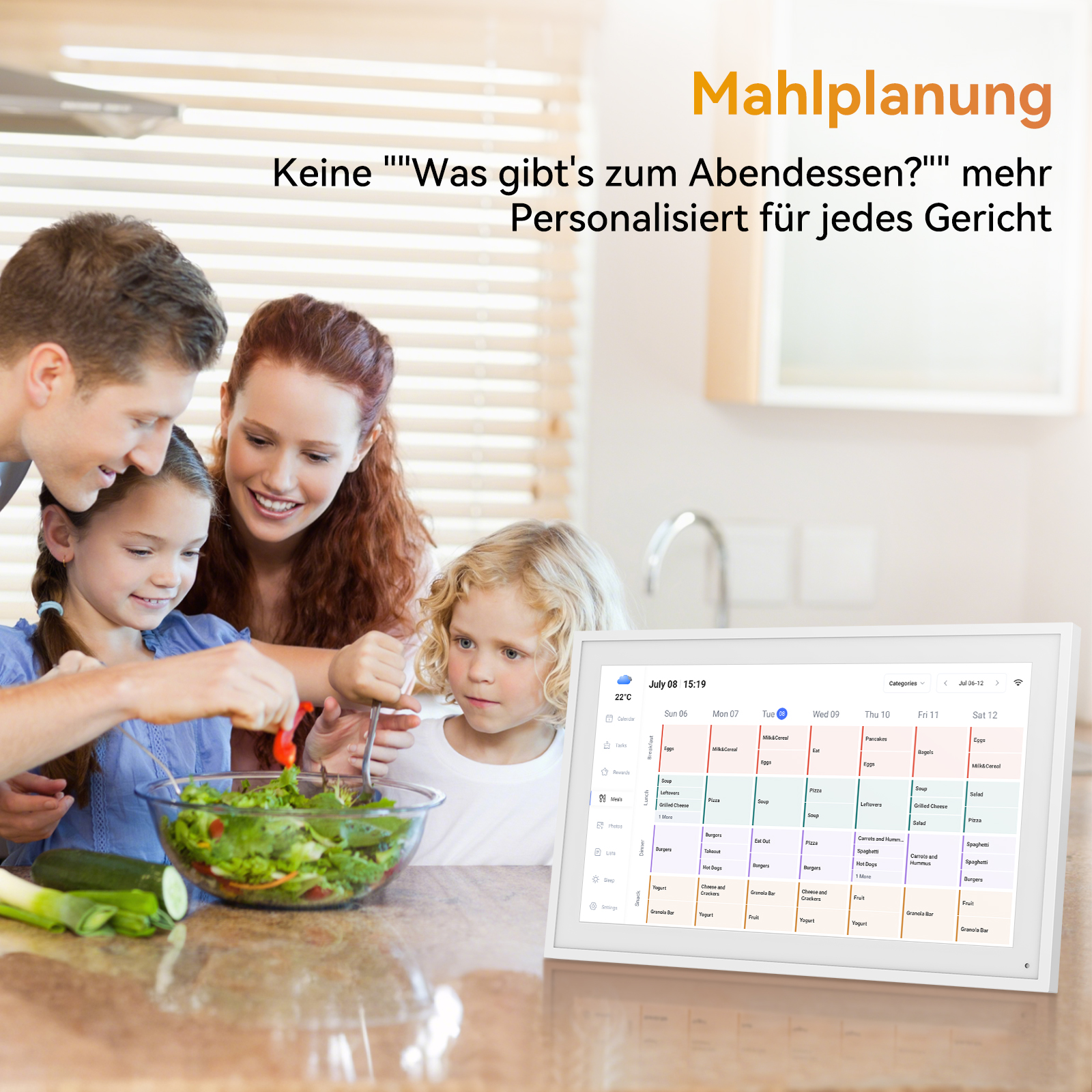Eine Familie bereitet einen Salat zu, mit einem Smart-Display, das einen Essensplan und Text oben anzeigt.
