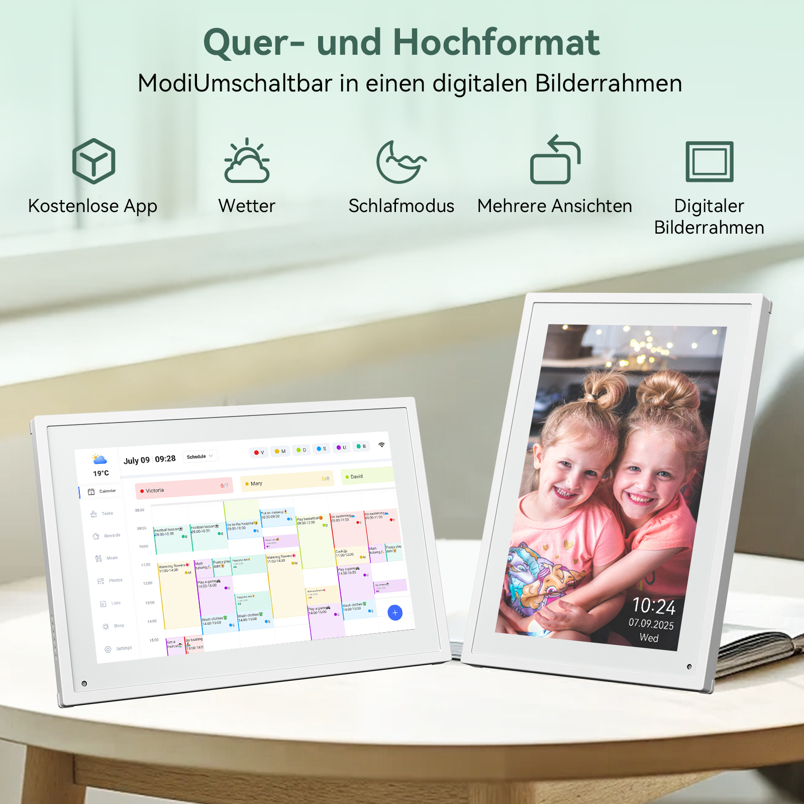 Zwei digitale Rahmen. Einer zeigt einen Kalender, der andere ein Foto von zwei lächelnden Mädchen. Texte auf Deutsch.