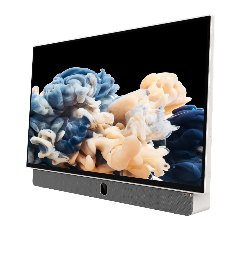 Telewizor z czarnym ekranem wyświetla kolorowe, wirujące chmury. Poniżej dołączony jest szary soundbar. Telewizor ma białą ramkę.