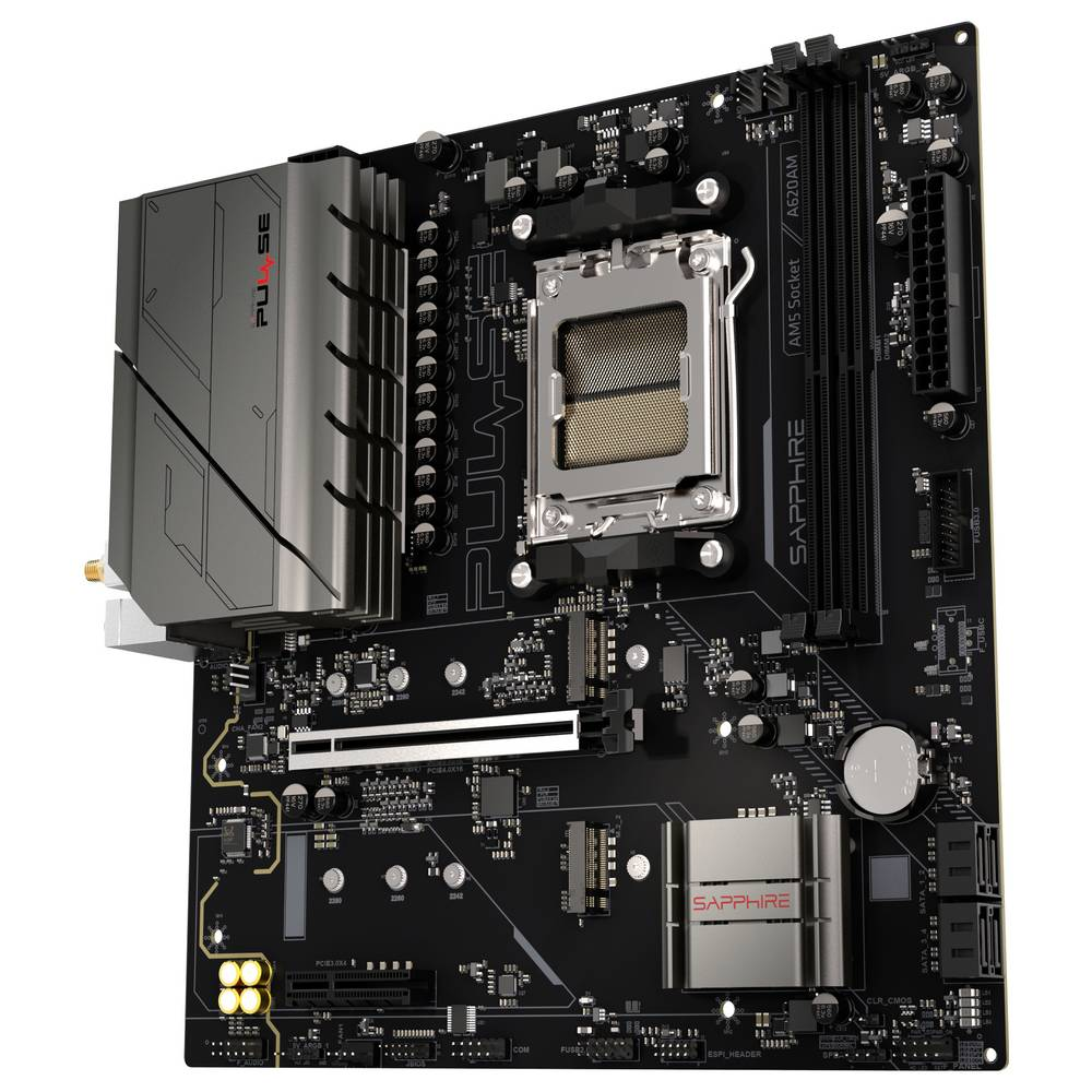 Una scheda madre Sapphire nera. Ha un socket CPU, slot RAM e vari connettori. Il dissipatore dice 'PULSE'.
