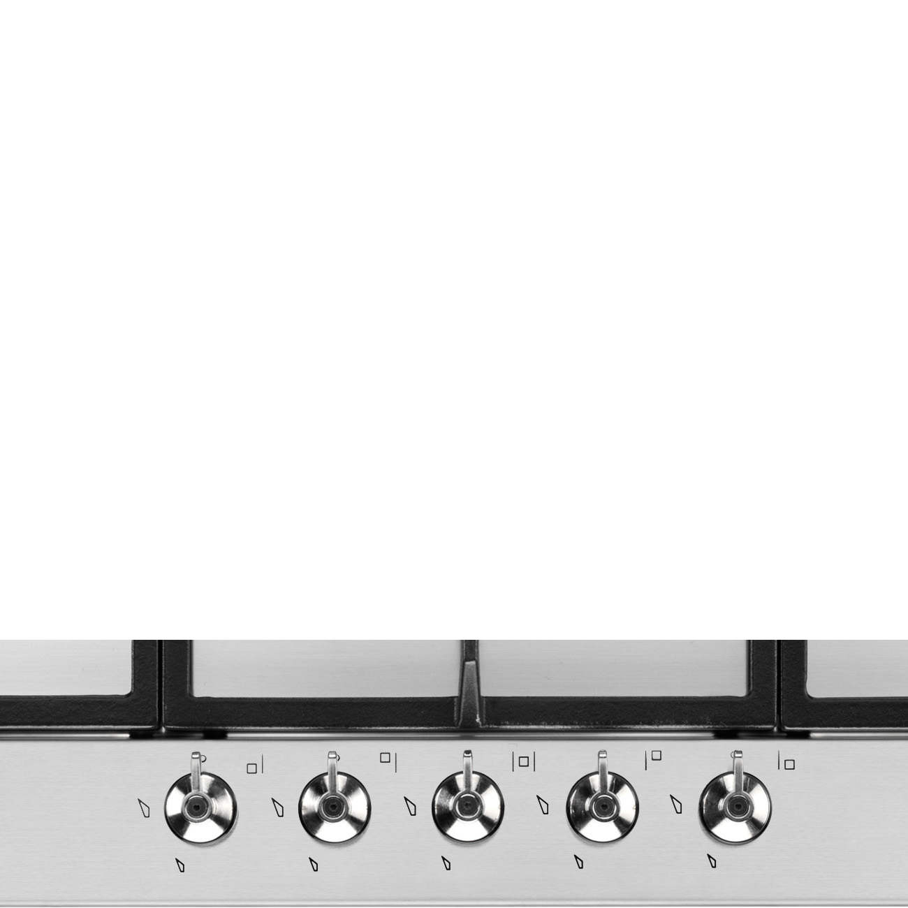 Primo piano di un piano cottura in acciaio inox con sei manopole. Bruciatori neri visibili sopra le manopole.