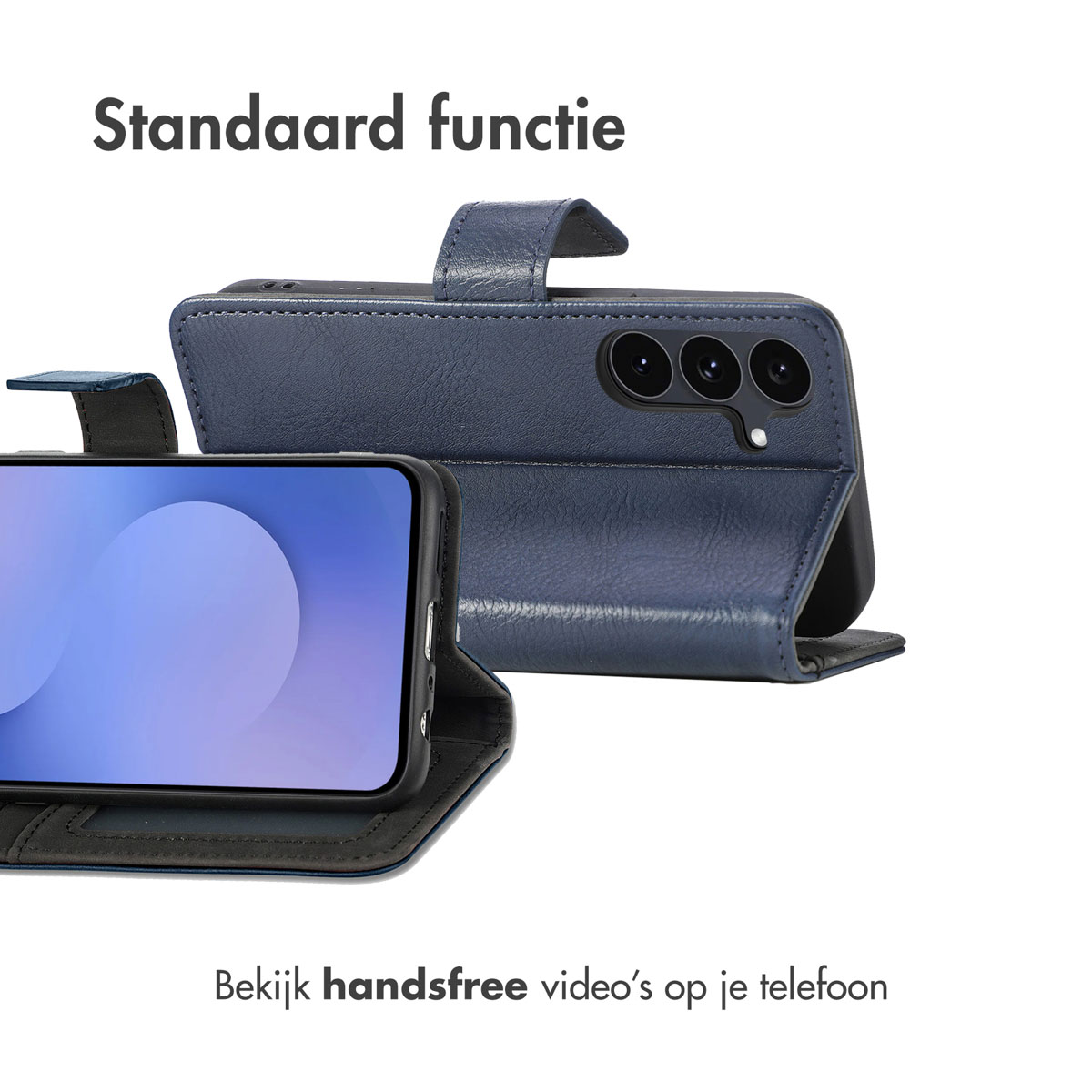 Un étui de téléphone bleu avec un téléphone à l'intérieur. Texte en haut: 'Standaard functie', en bas: 'Bekijk handsfree video's op je telefoon'.