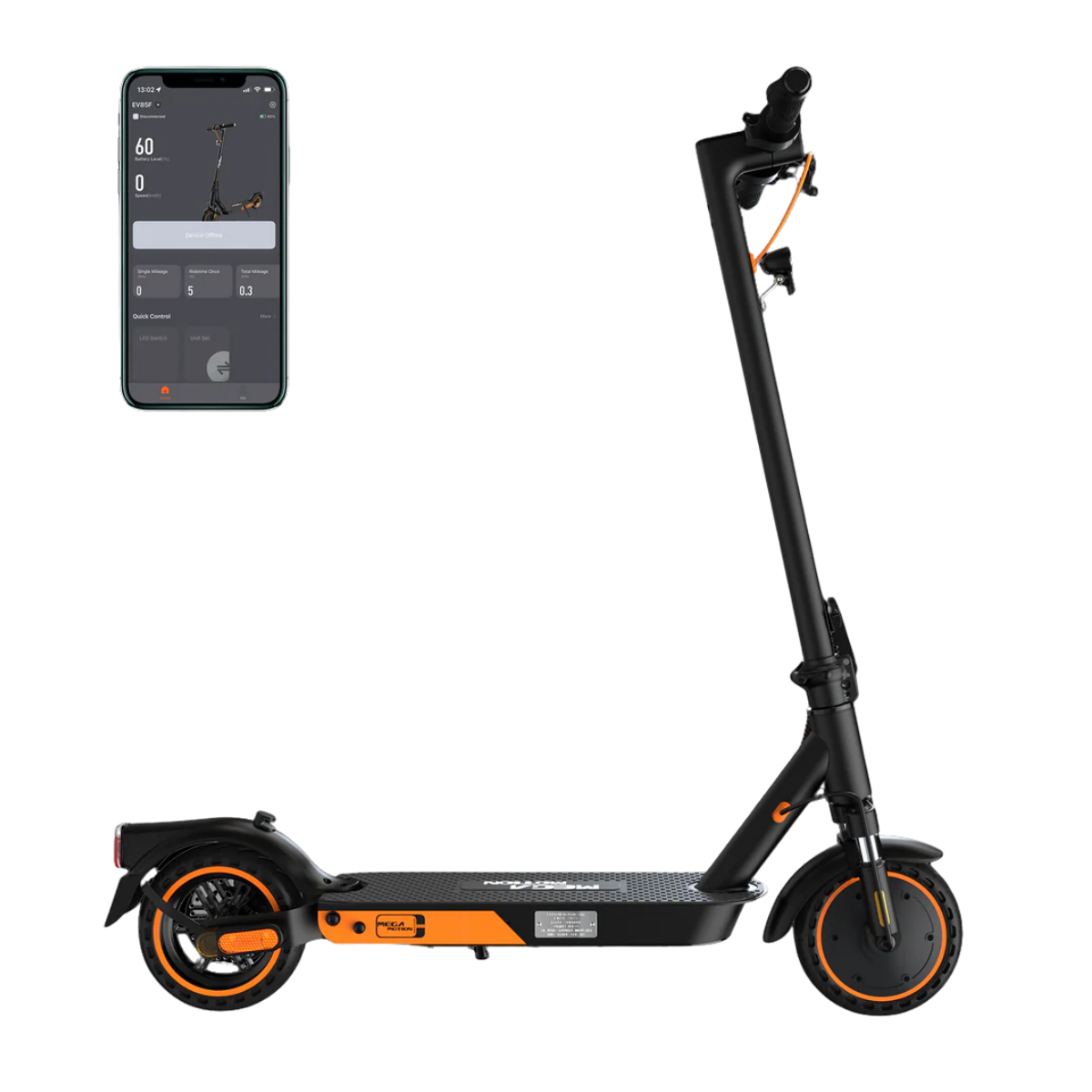 Czarno-pomarańczowa hulajnoga elektryczna ze smartfonem wyświetlającym statystyki. Hulajnoga na białym tle.