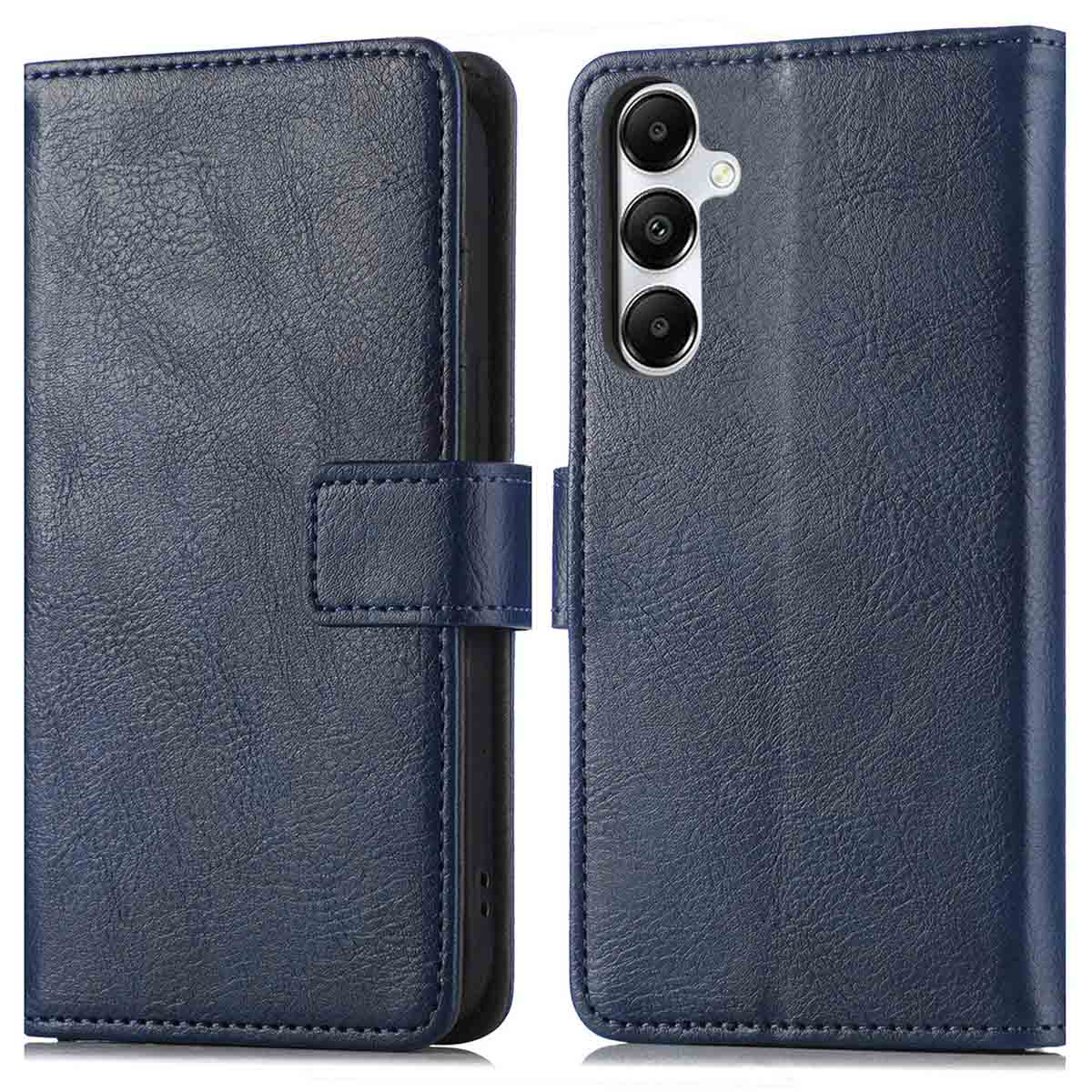 Een blauwe leren telefoonhoes open, met de camera van de telefoon. De hoes heeft een magnetische sluiting.