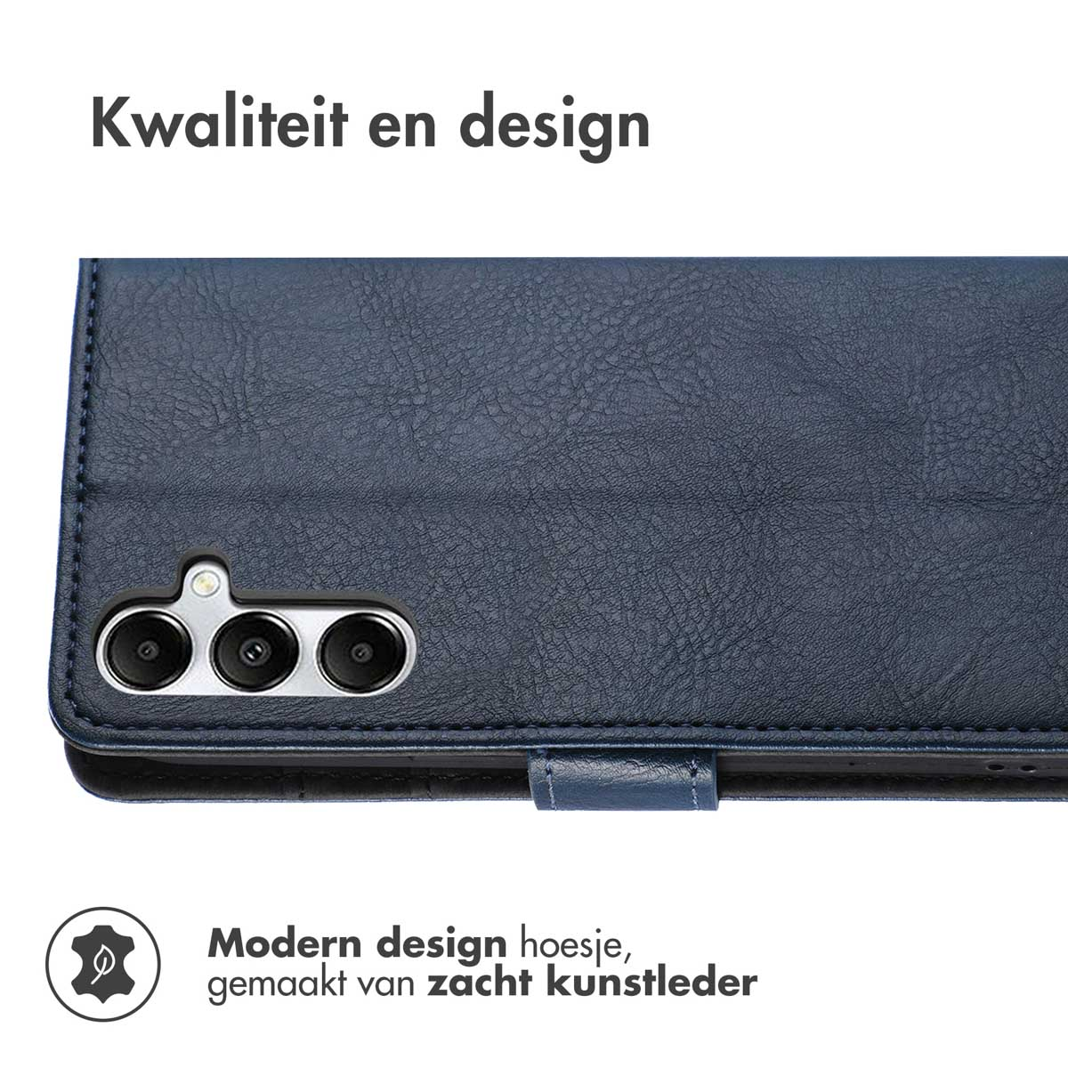 Close-up van een blauwe leren telefoonhoes. De hoes heeft een getextureerd oppervlak en een camera-uitsparing. Tekst: 'Kwaliteit en design'.