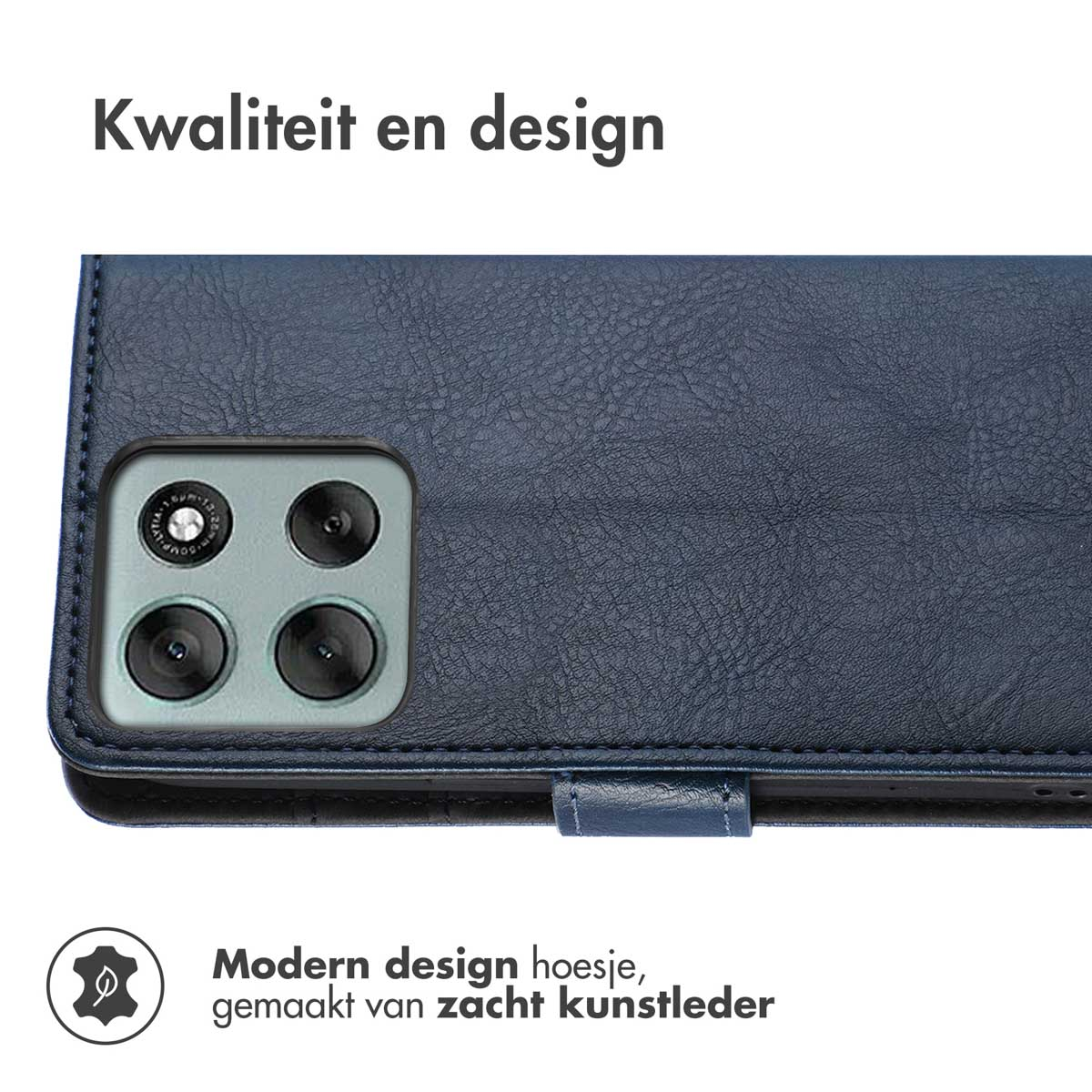 Close-up van een blauwe leren telefoonhoes met een cameramodule. De hoes heeft een textuur en een magnetische sluiting.