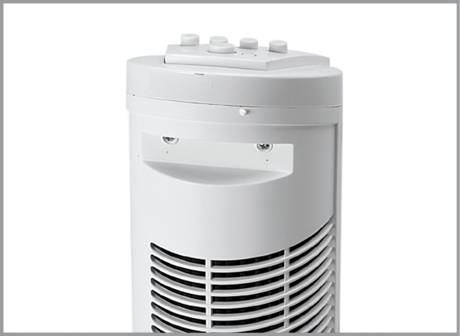 Ein weißer Turmventilator. Er hat ein Bedienfeld mit Knöpfen. Die Vorderseite hat gebogene Belüftungsöffnungen und einen griffartigen Aufsatz.