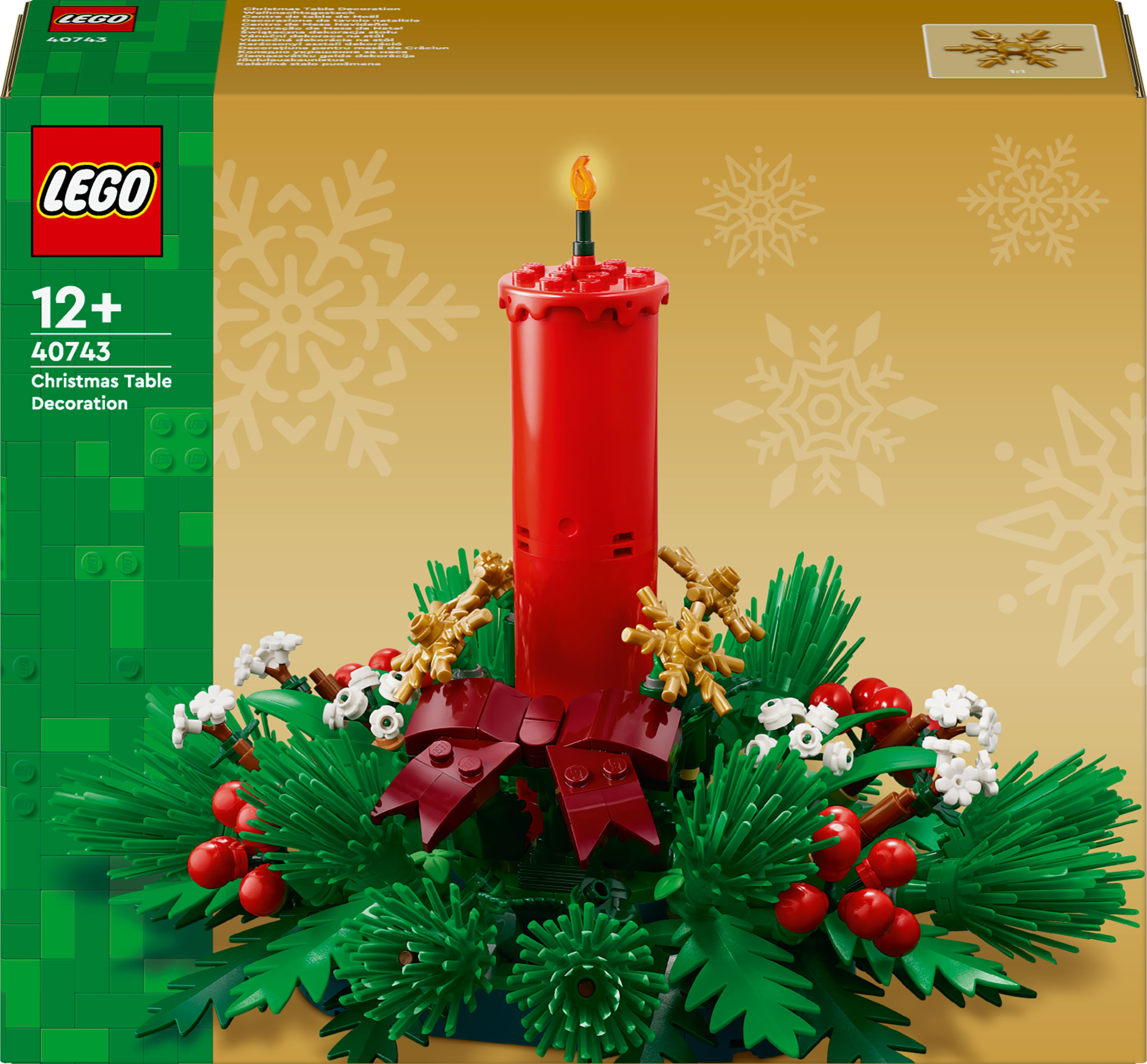 LEGO Noel dekorasyonu. Alevli kırmızı mum, altın vurgular, yeşil yapraklar, kırmızı meyveler ve altın arka planda kırmızı kurdele.