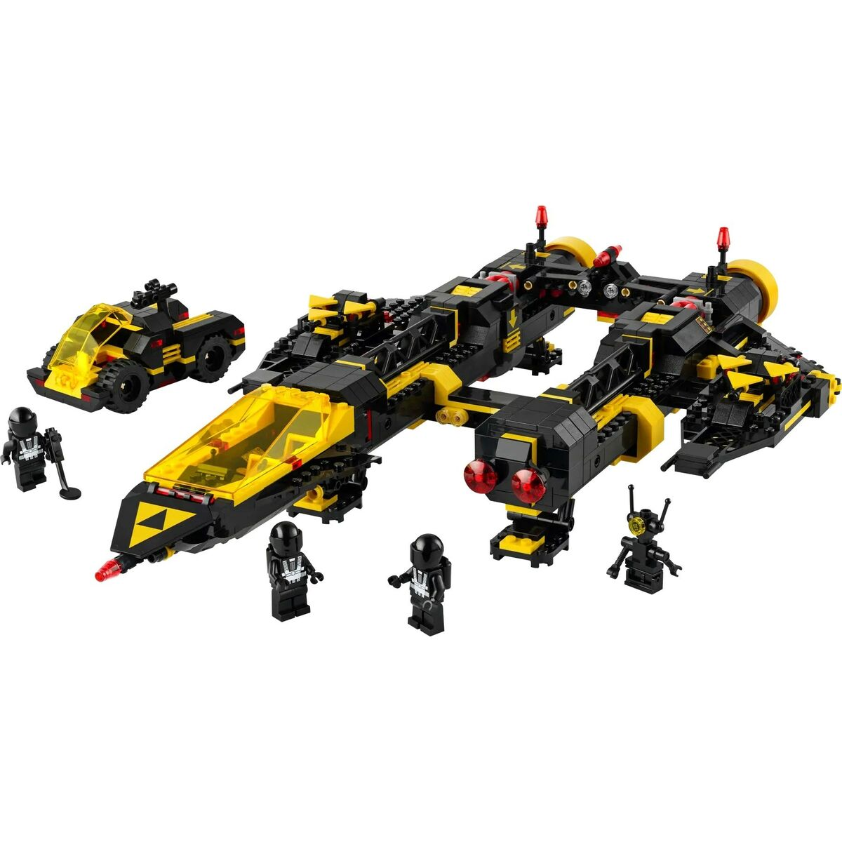 Un set Lego con un'astronave nera e gialla, un'auto, diverse minifigure e un piccolo robot. Il set è su una superficie bianca.