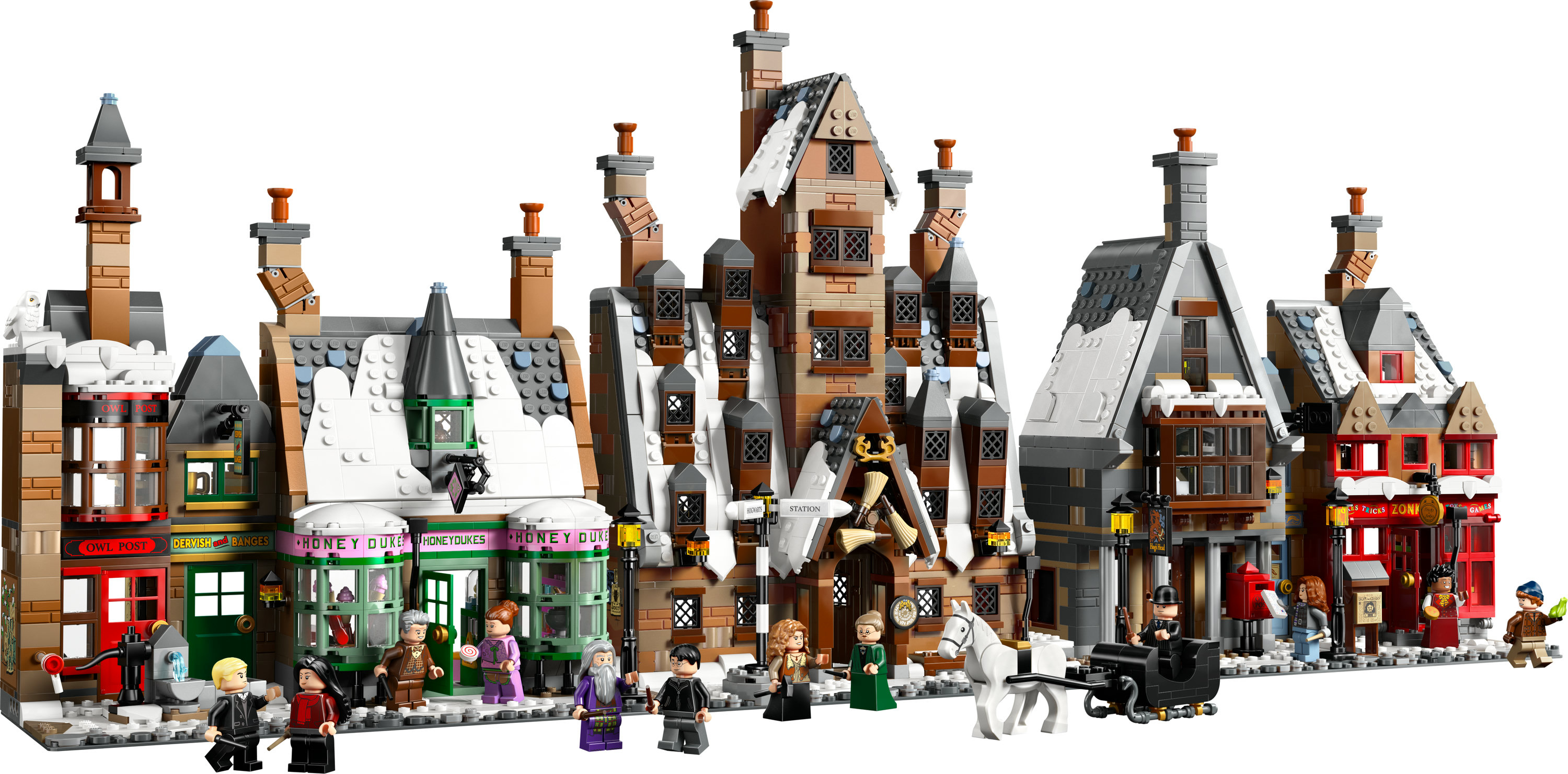 Model Lego wioski Hogsmeade ze sklepami, figurkami i powozem konnym. Budynki mają śnieg na dachach.