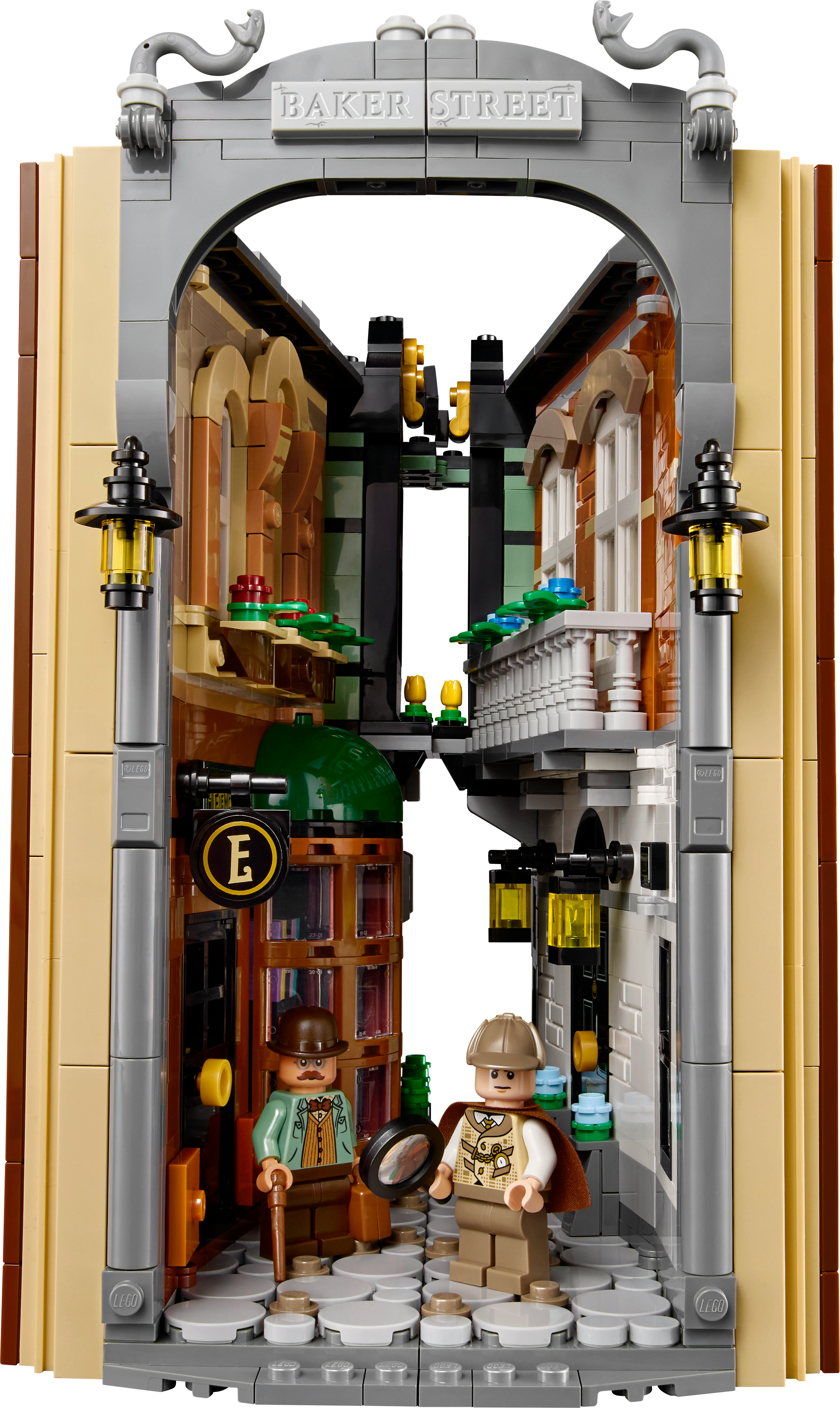 Model Lego Baker Street z dwiema postaciami. Jeden trzyma lupę. Scena obejmuje budynki i latarnie uliczne.